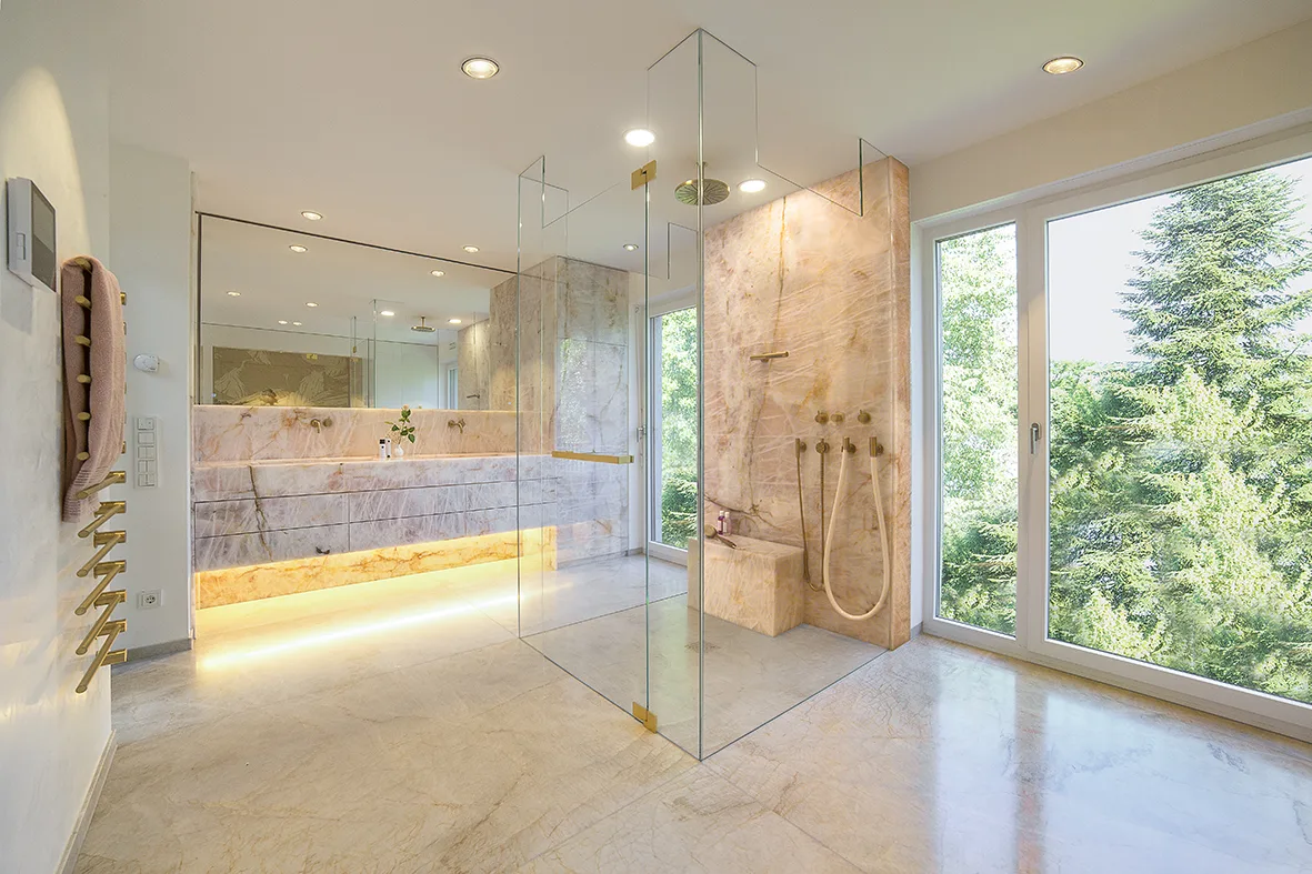 Bad mit rosa Naturstein von Antolini, Glasdusche und Fenster, Projekt Exklusives Badezimmerdesign mit rosa Naturstein