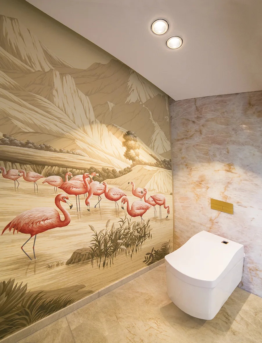 Tapete mit Flamingos und separatem Raum für TOTO NEOREST AC 2.0 Wand-WC.