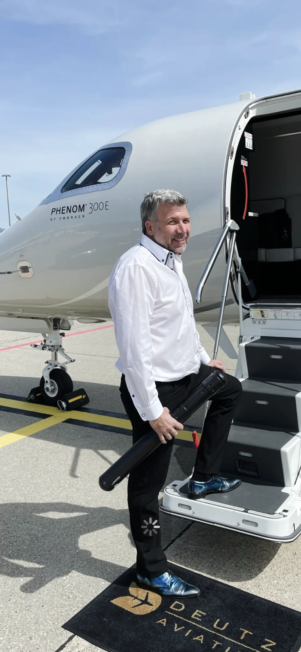 Designer Torsten Müller vor einem Private Learjet mit Planungsunterlagen