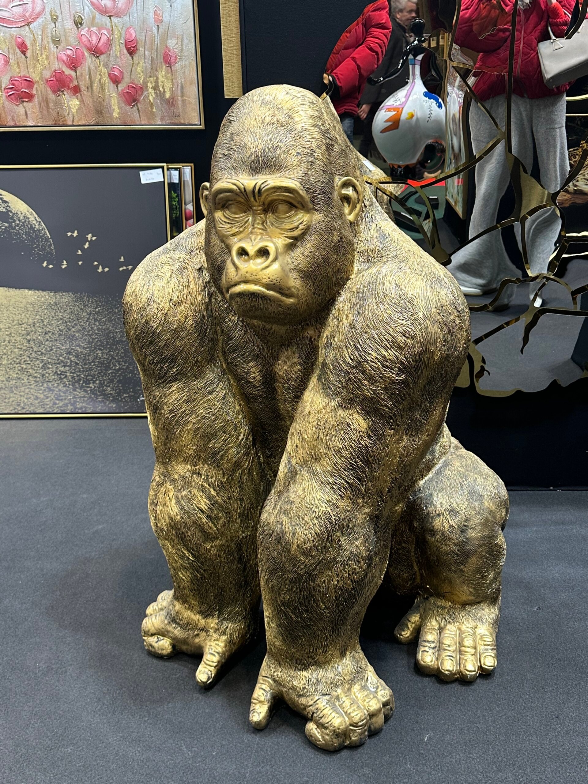 Goldene Gorilla-Skulptur mit eindrucksvoller Detailarbeit, ausgestellt auf der Maison & Objet 2025.