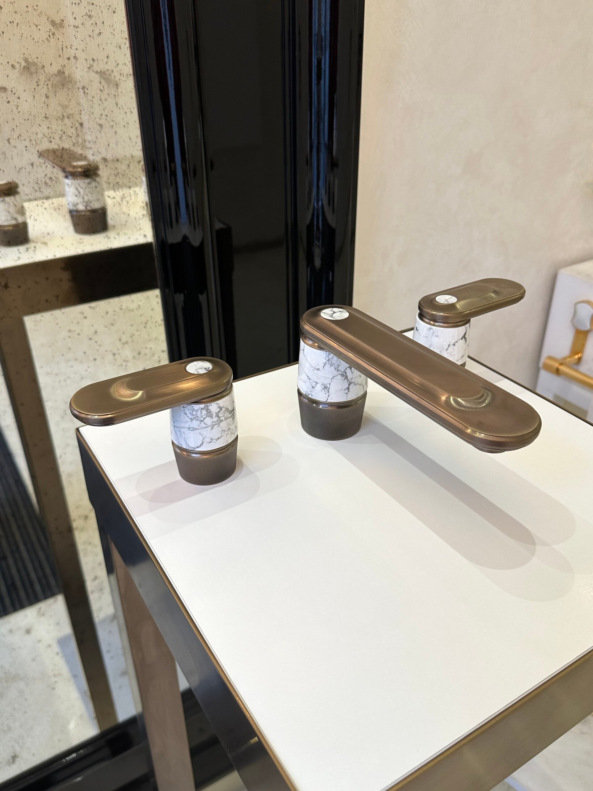 THG Paris: Hochwertige Armaturen mit Marmor-Detail für luxuriöse Badezimmerkonzepte