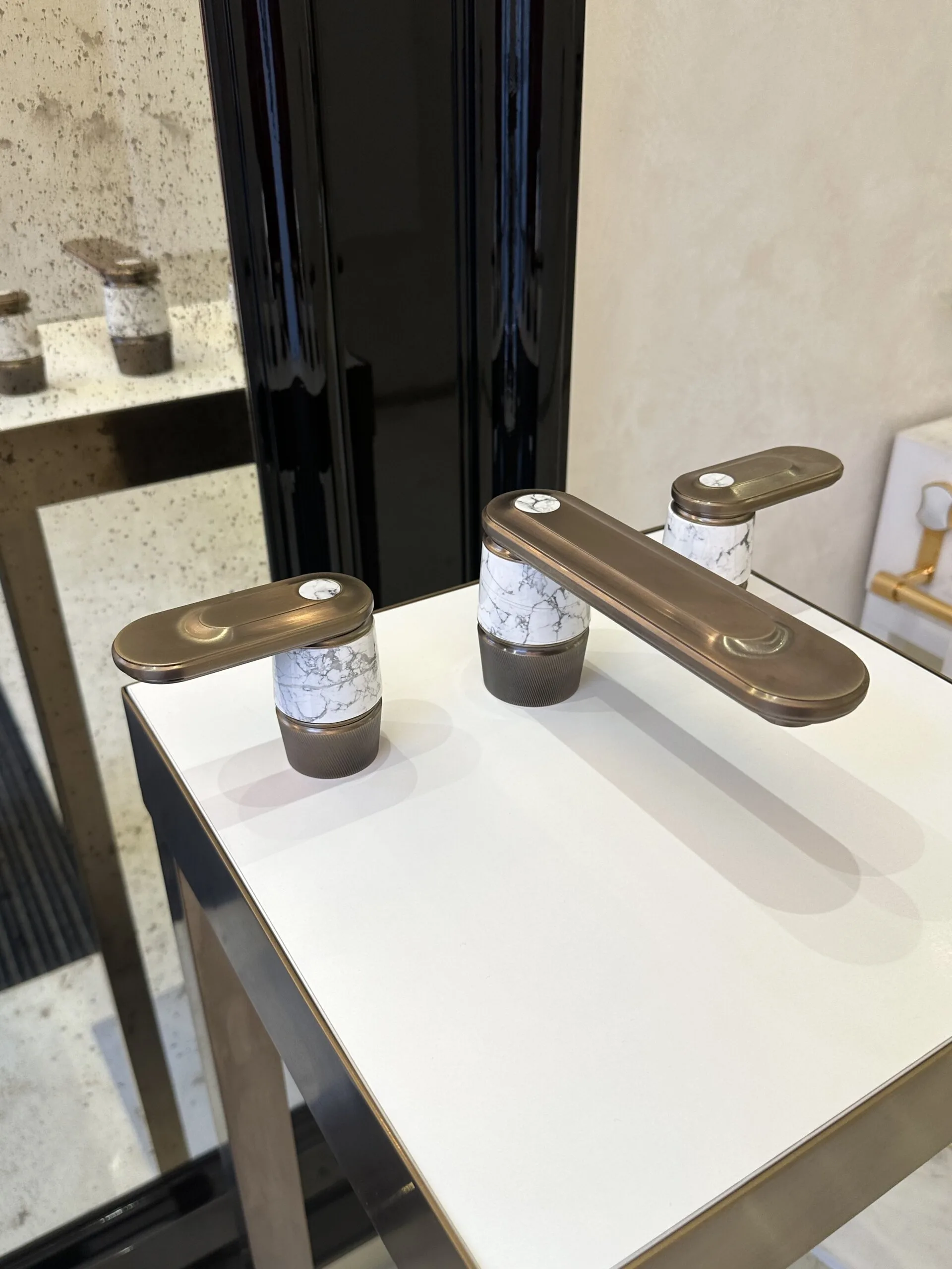 THG Paris: Hochwertige Armaturen mit Marmor-Detail für luxuriöse Badezimmerkonzepte