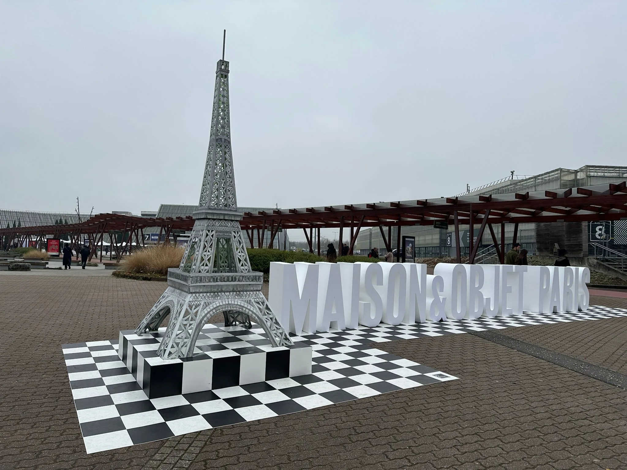 Begrüßungsskulptur bei der Maison & Objet Paris 2025 mit Eiffelturm-Nachbildung und Messe-Logo.