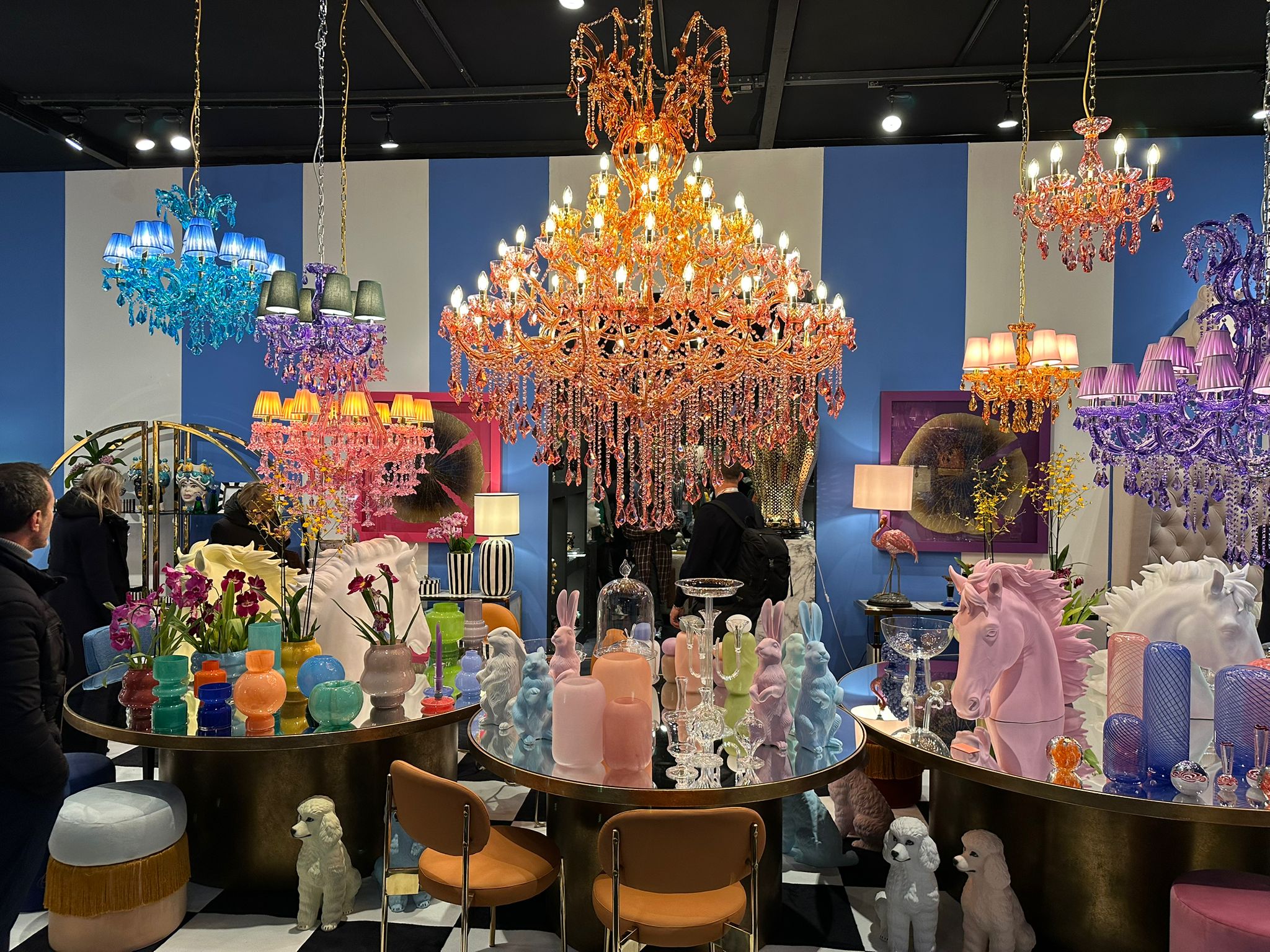 Maison & Objet 2025: Farbenfrohe Kronleuchter und Dekoration