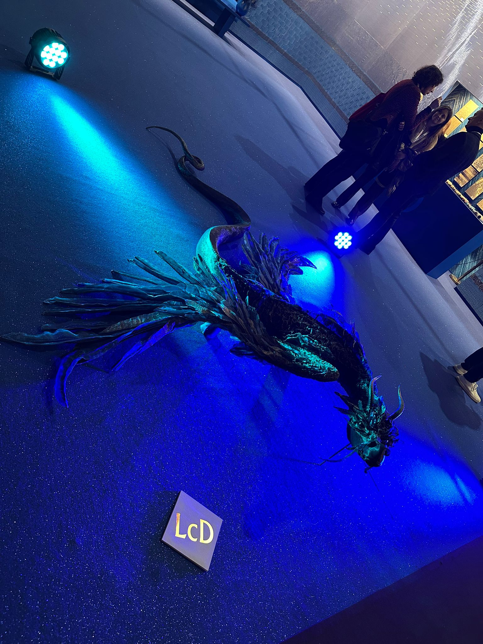 Maison & Objet 2025: Künstlerische Drachen-Installation mit blauem Licht