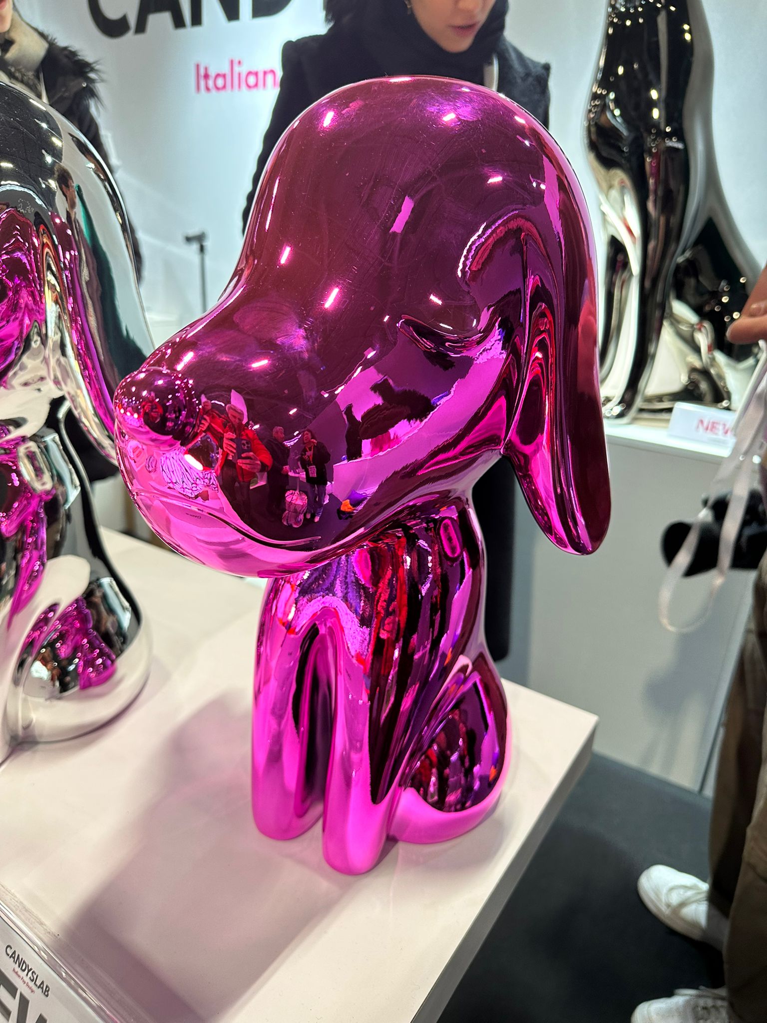Glänzende rosa Designerfigur in Form eines abstrakten Hundes, präsentiert auf der Maison & Objet 2025.