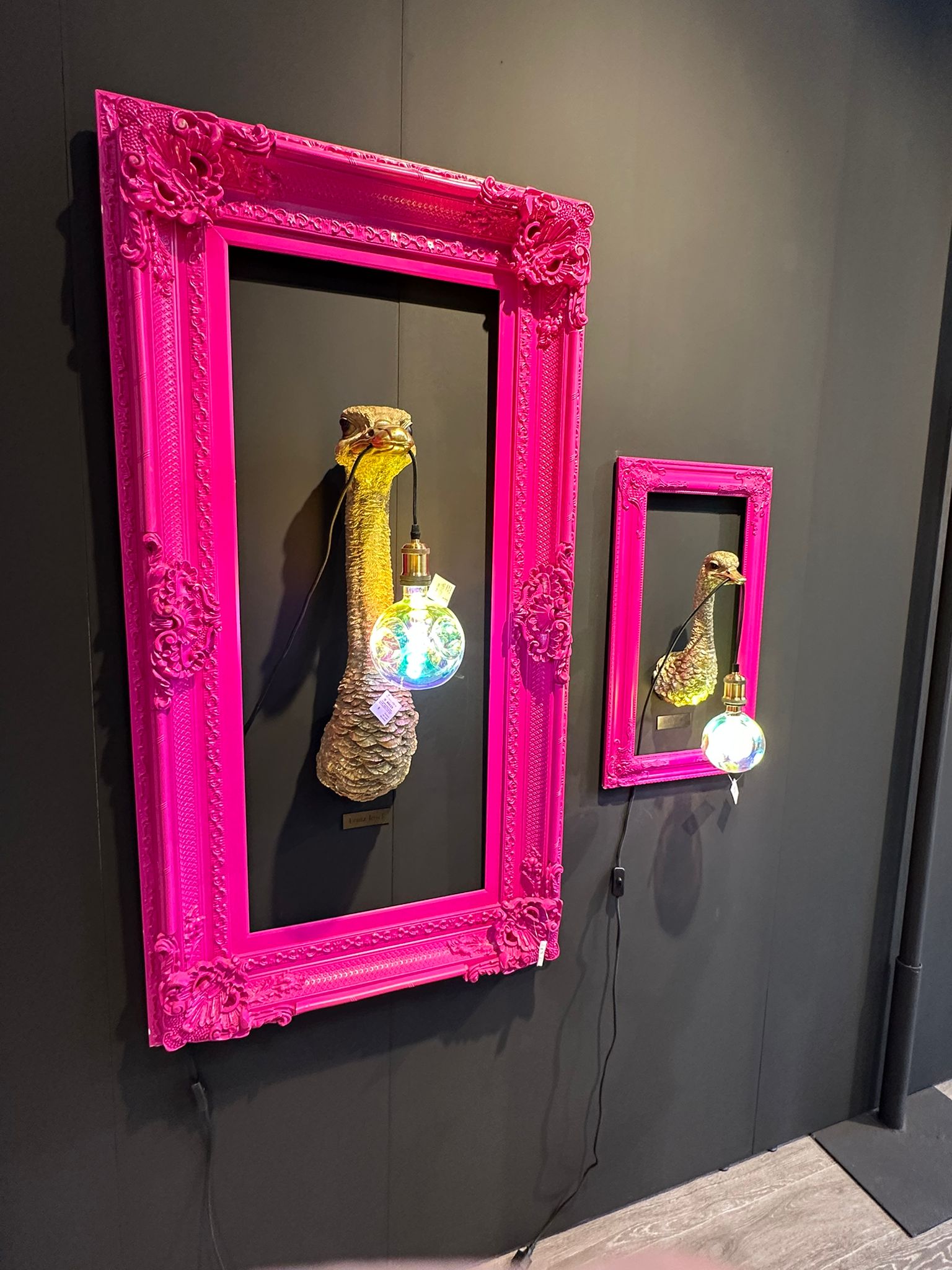 Extravagante Lampendesigns mit Tiermotiven, eingerahmt von auffälligen pinken Rahmen, auf der Maison & Objet 2025 ausgestellt.