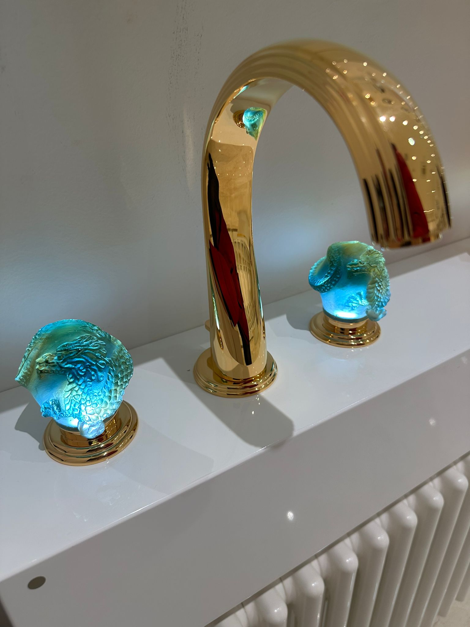 Luxuriöse THG Paris Dragon Jade 3-Loch-Waschtischbatterie mit goldener Oberfläche und detailreichen Glasgriffen im Jade-Look