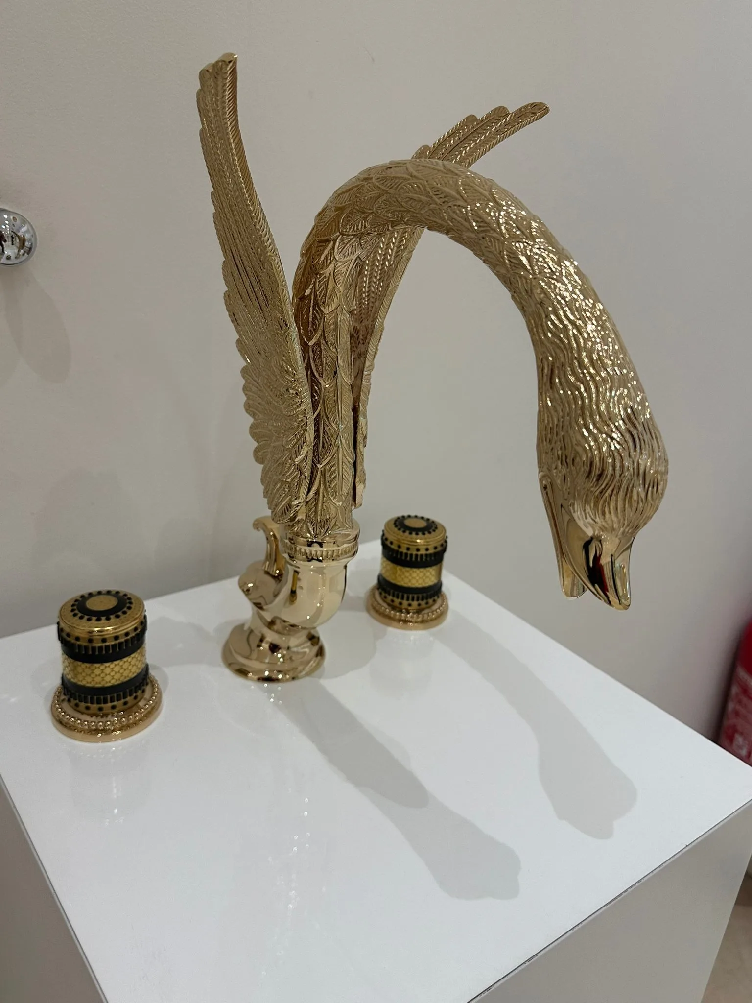 Exquisite THG Paris Schwanen-Waschtischbatterie mit goldener Oberfläche und detaillierter Schwanen-Silhouette