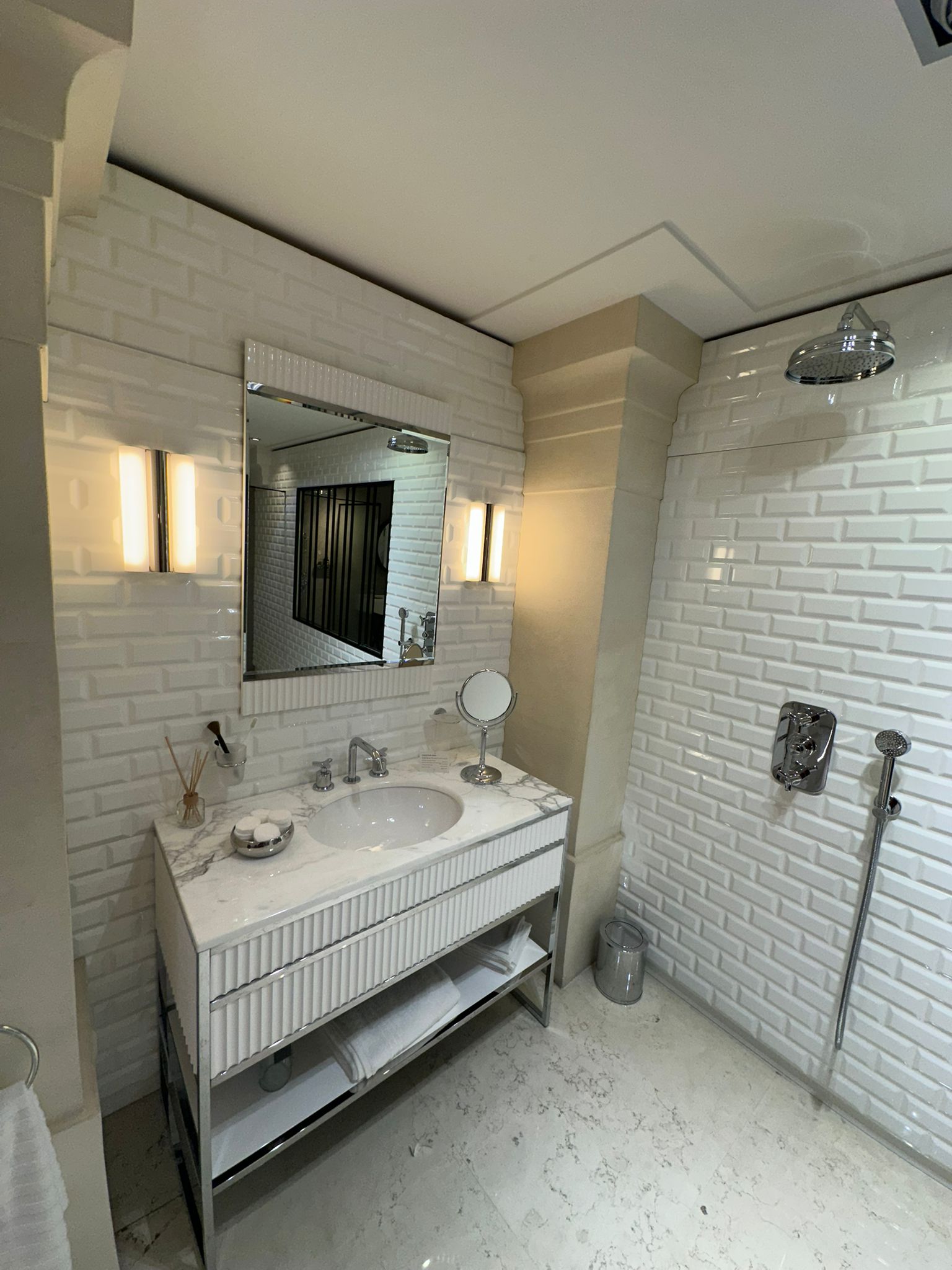 THG Paris Badezimmer-Setup mit Armaturen und Marmor