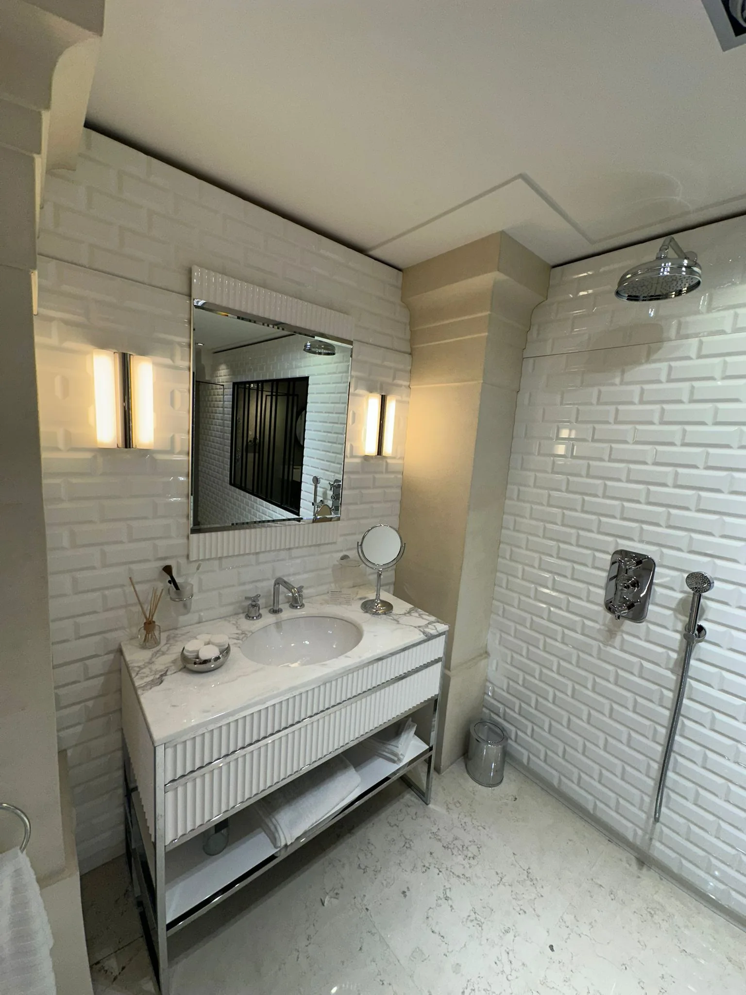 THG Paris Badezimmer-Setup mit Armaturen und Marmor
