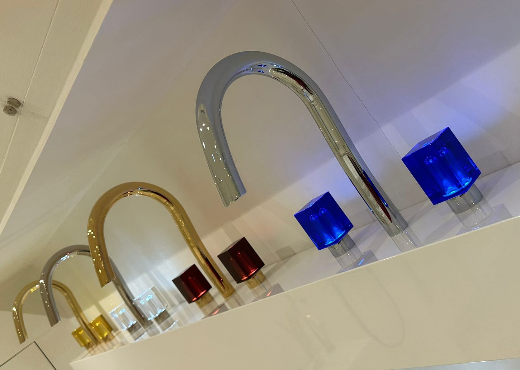 THG Paris Beyond Crystal Armaturen mit eleganter LED-Beleuchtung und luxuriösen Kristallelementen.