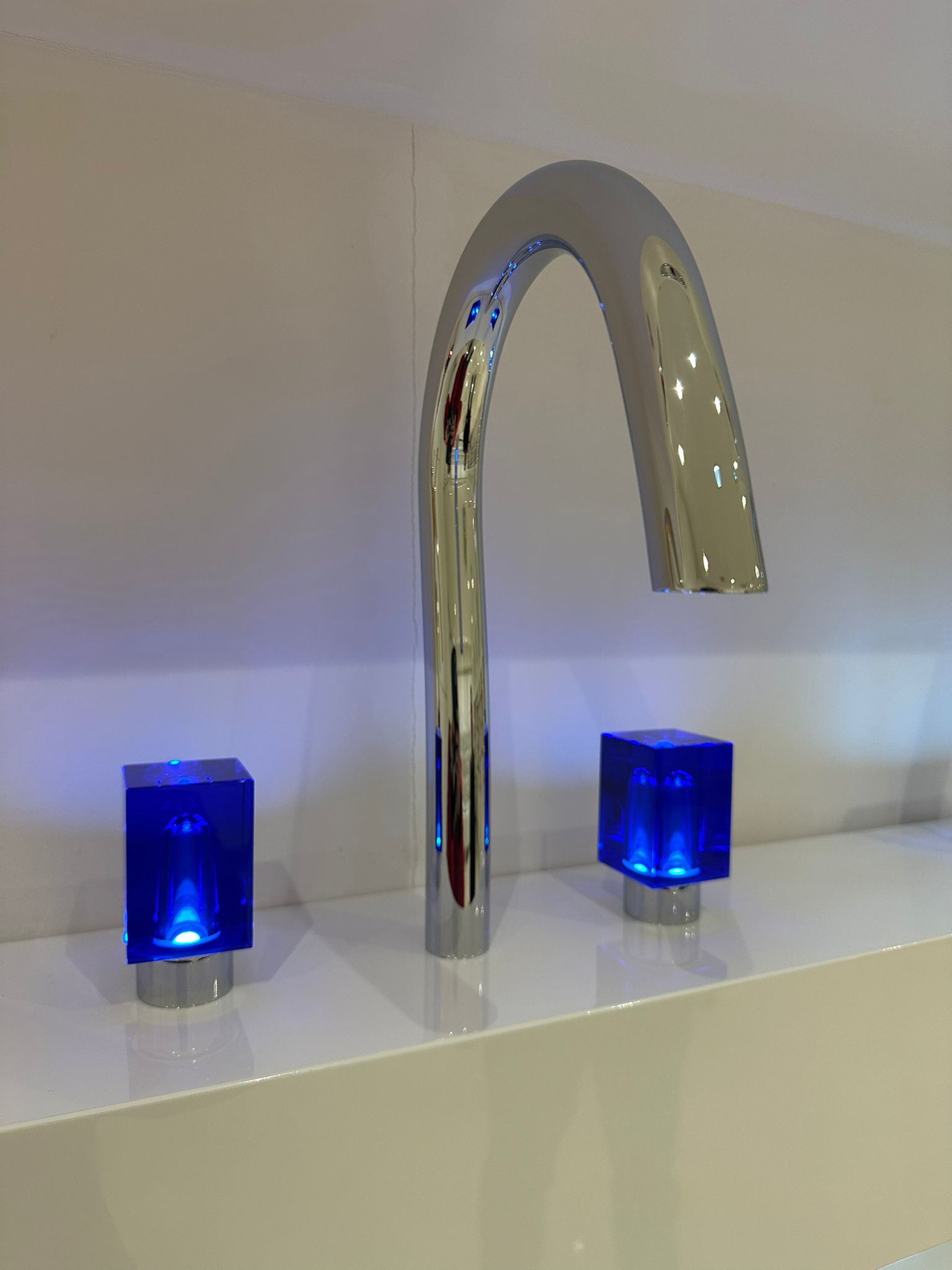 THG Paris Beyond Crystal Armaturen mit blauem Kristall und eleganten Formen in Chrom und Gold.