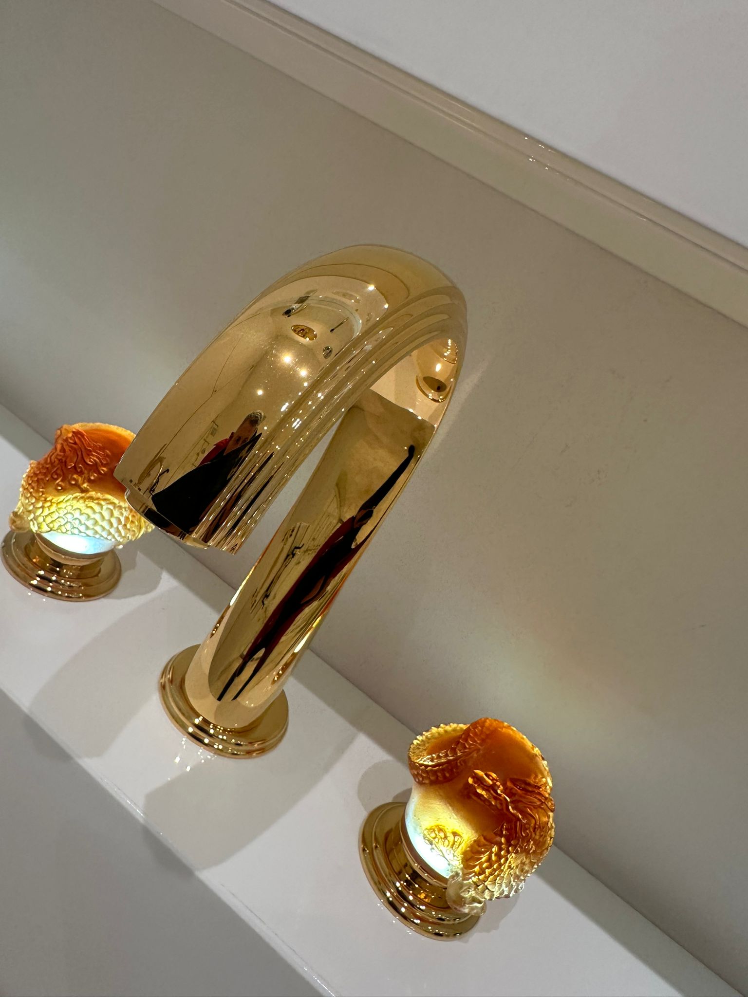 THG Paris Dragon Jade 3-Loch-Waschtischbatterie mit goldenen Akzenten und kunstvollen Glasgriffen