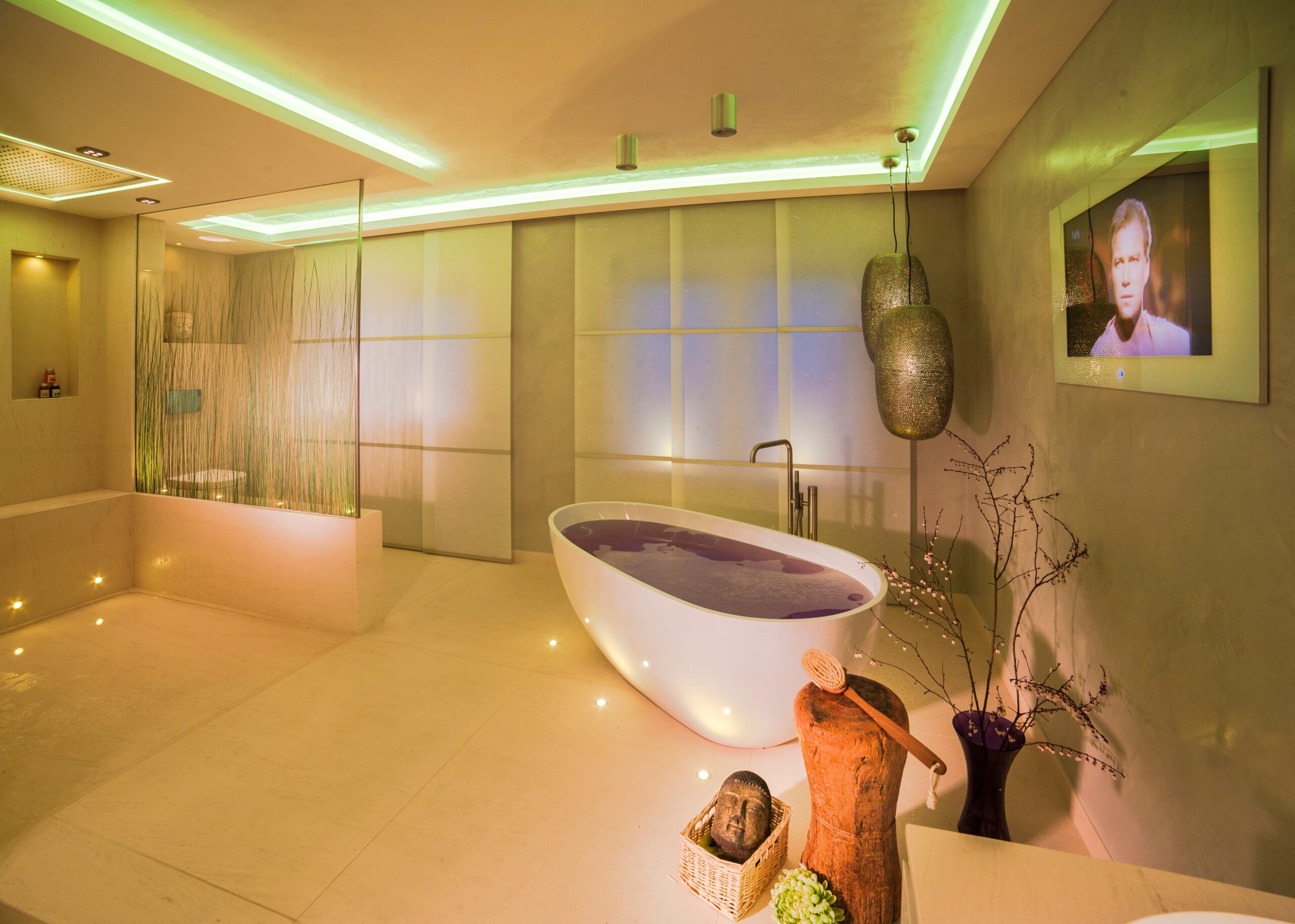 Wellness-Badezimmer mit stimmungsvoller Lichtgestaltung und luxuriösem Design.