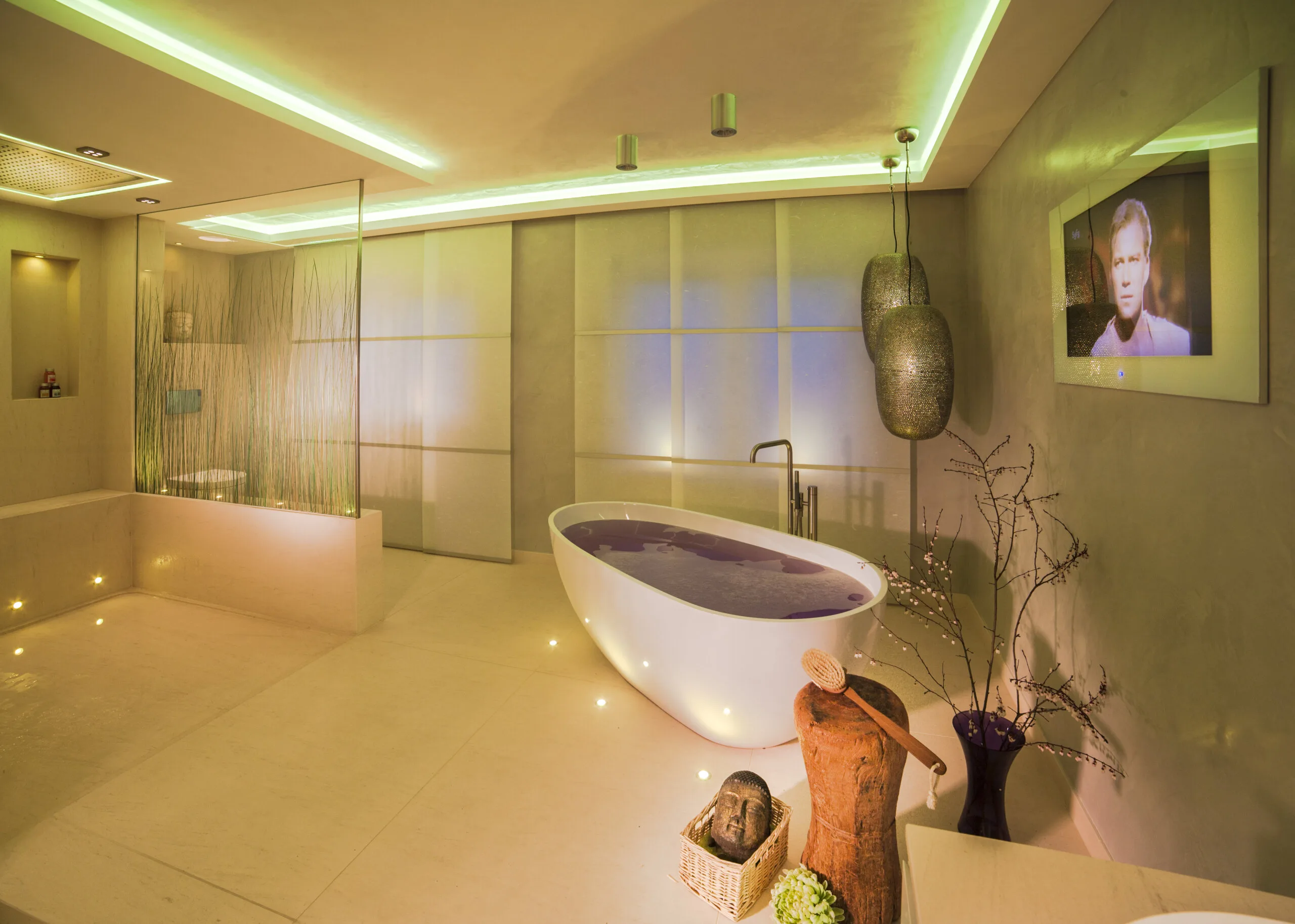 Wellness-Badezimmer mit stimmungsvoller Lichtgestaltung und luxuriösem Design.