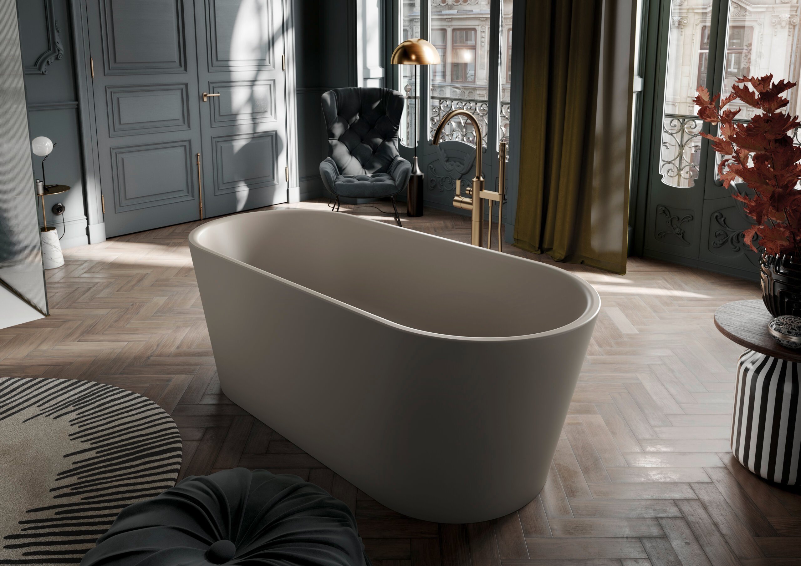 Freistehende Badewanne Kaldewei MST Classic Duo Oval in luxuriösem Badezimmer mit Parkettboden und eleganter Einrichtung.