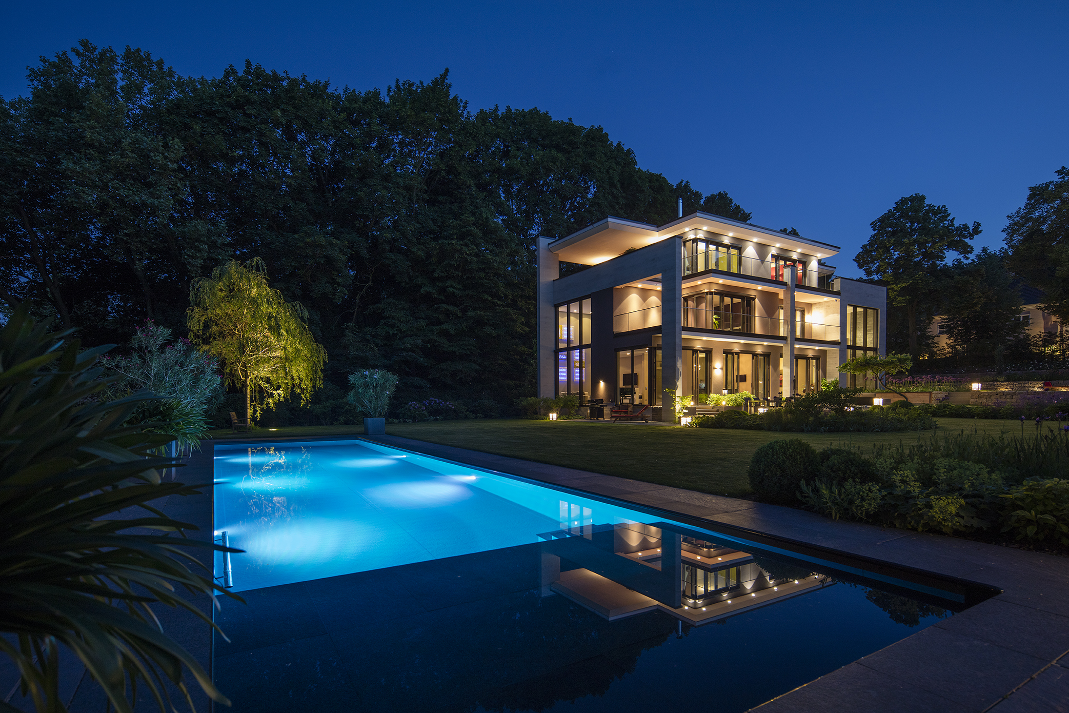 Gold-Gewinner des bsw-Awards 2024: Rambow Pooldesign mit einem herausragenden Nachtpool-Konzept.