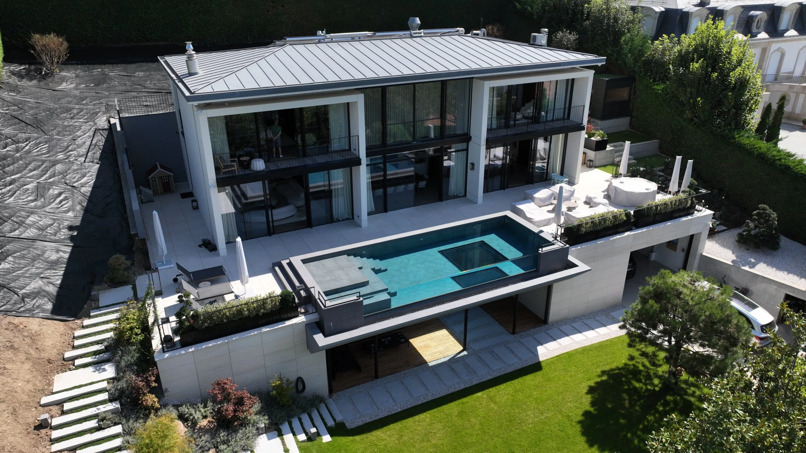 Mori Piscines wurde beim BSW-Award 2024 mit Silber in der Kategorie „Private Freibäder - Premium“ ausgezeichnet. Das beeindruckende Poolprojekt besticht durch sein modernes Design, hochwertige Materialien und eine nahtlose Integration in die Architektur der Luxusvilla.