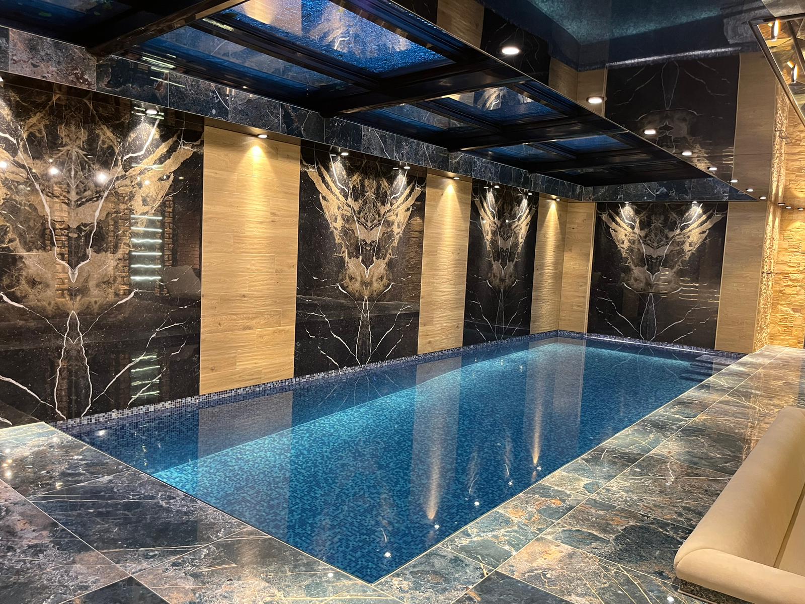 Luxuriöse Schwimmhalle: Woodtli Schwimmbadtechnik gewinnt bsw-Award 2024 in Silber