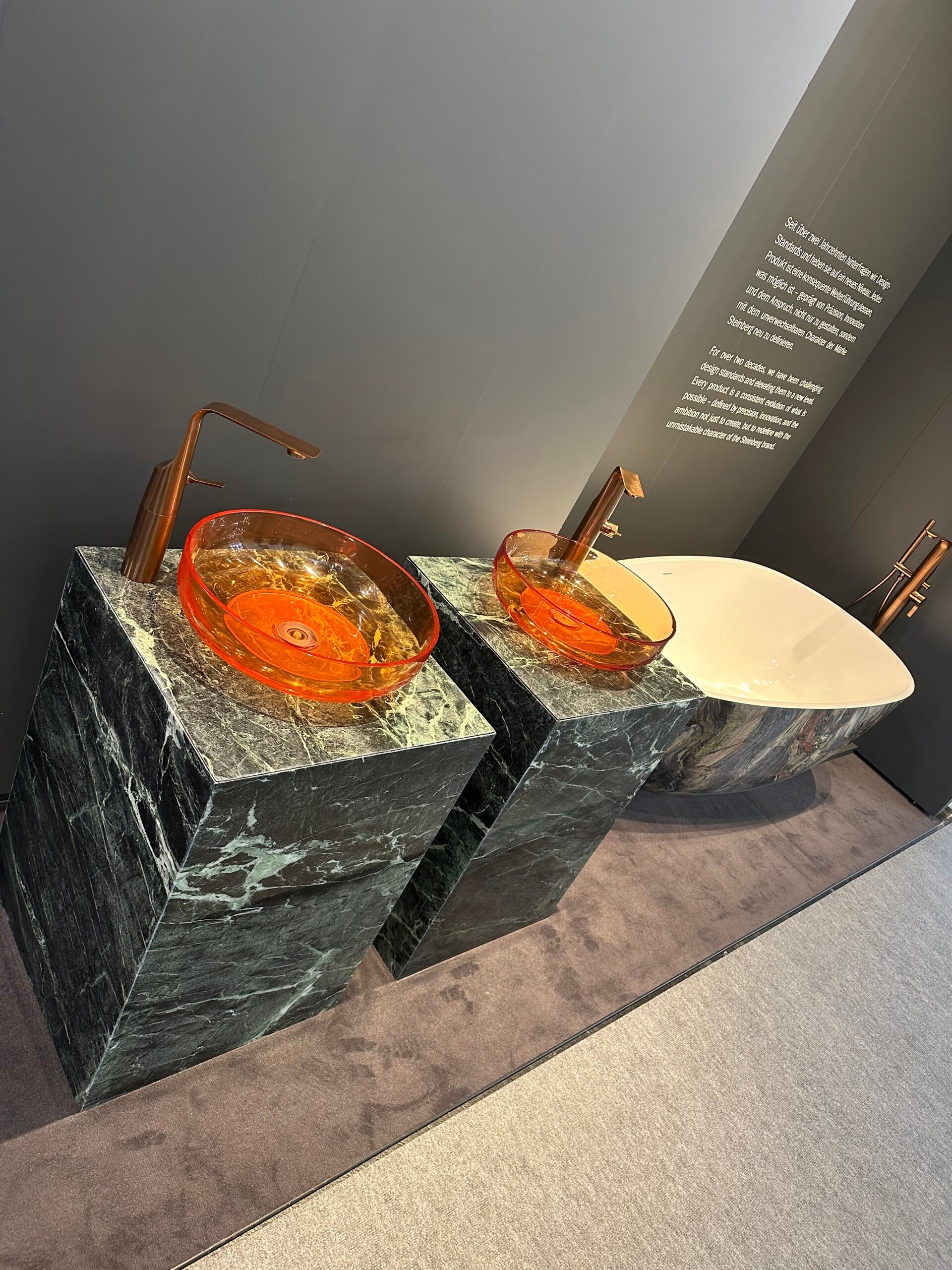 Edle Waschbecken aus Polyresin und Badewanne in Stein Optik von Steinberg – exklusives Baddesign auf der ISH 2025.