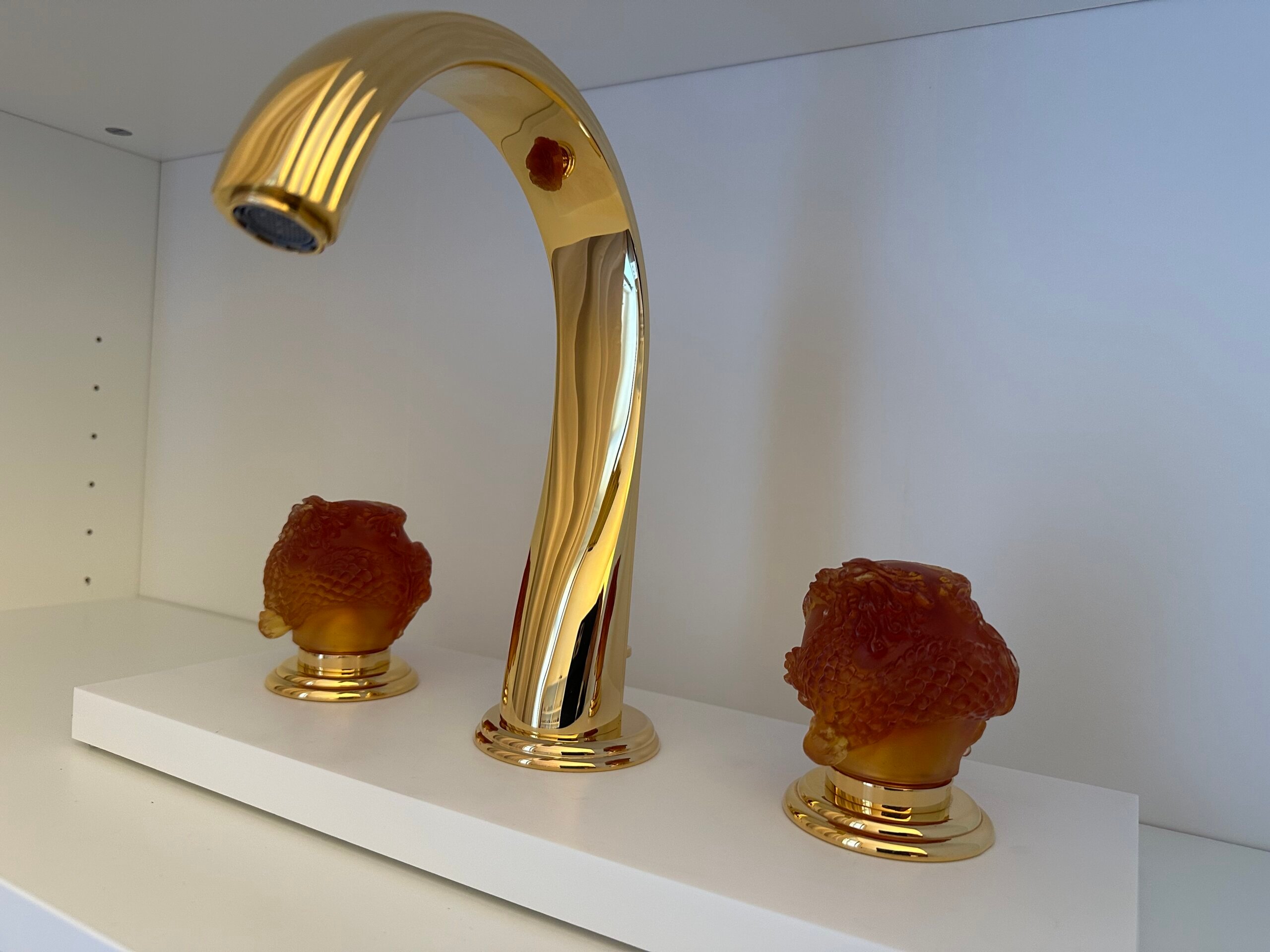 Goldene THG Paris Dragon Armatur mit kunstvoll gestalteten Drachengriffen aus Kristallglas.