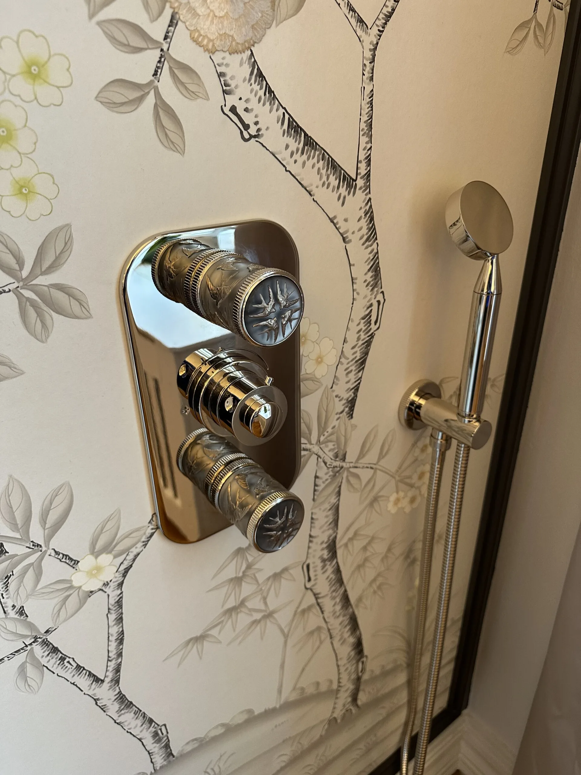 Hirondelles Collection by THG Paris & Lalique in Platin – exklusive Design-Armatur mit kunstvollen Details.