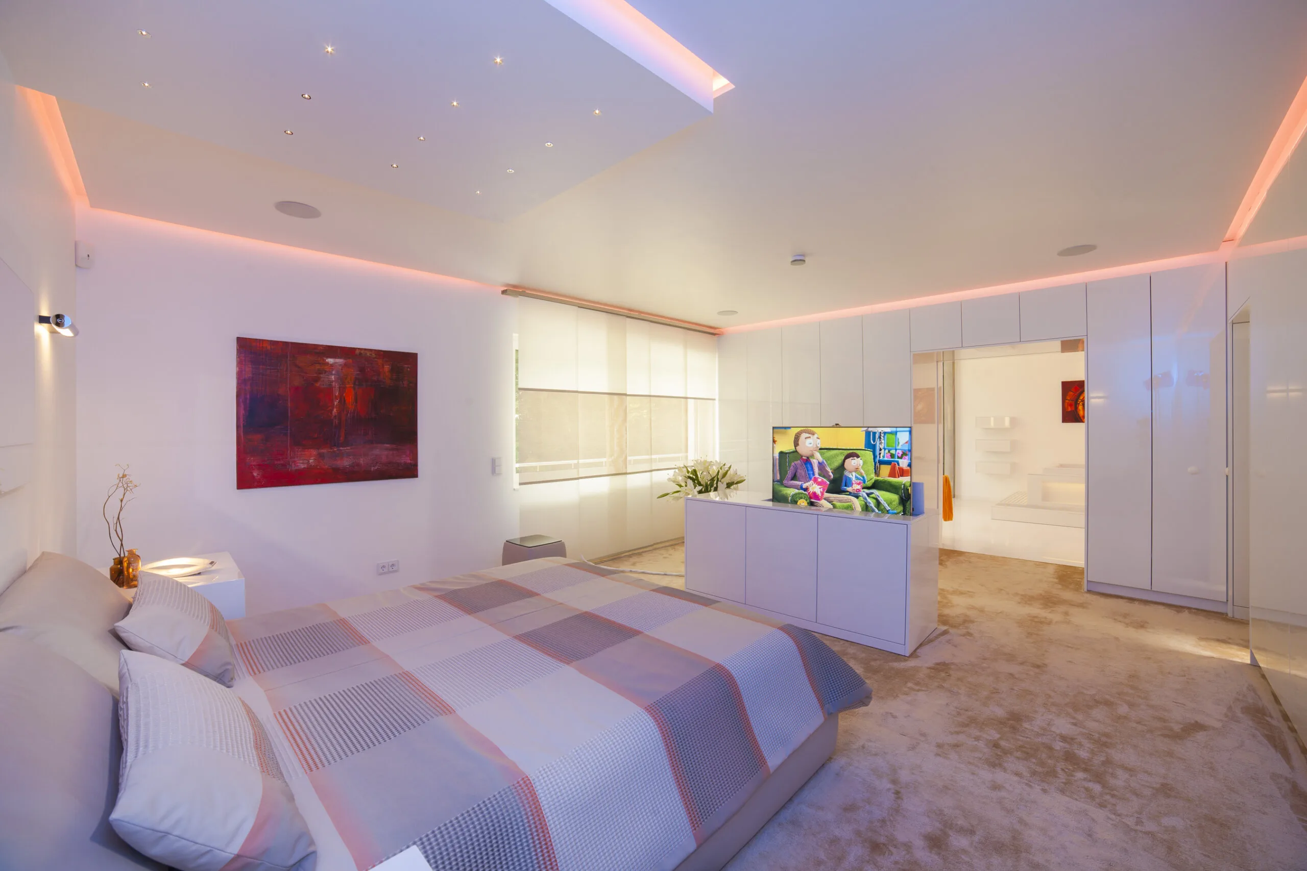 Luxuriöses Schlafzimmer mit TV-Lift, roséfarbener LED-Voute und integriertem Sternenhimmel