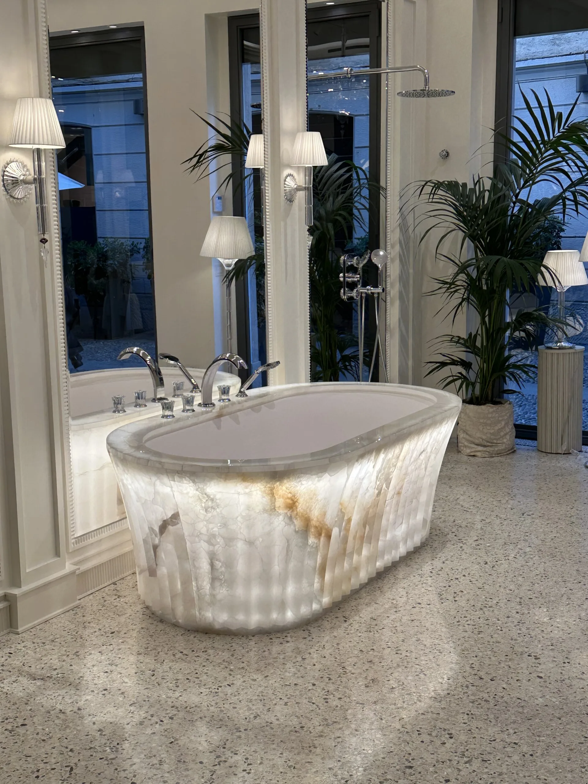 Luxusbadewanne aus hinterleuchtetem Onyx im THG Paris Showroom im Brera Design District, Mailand 2025
