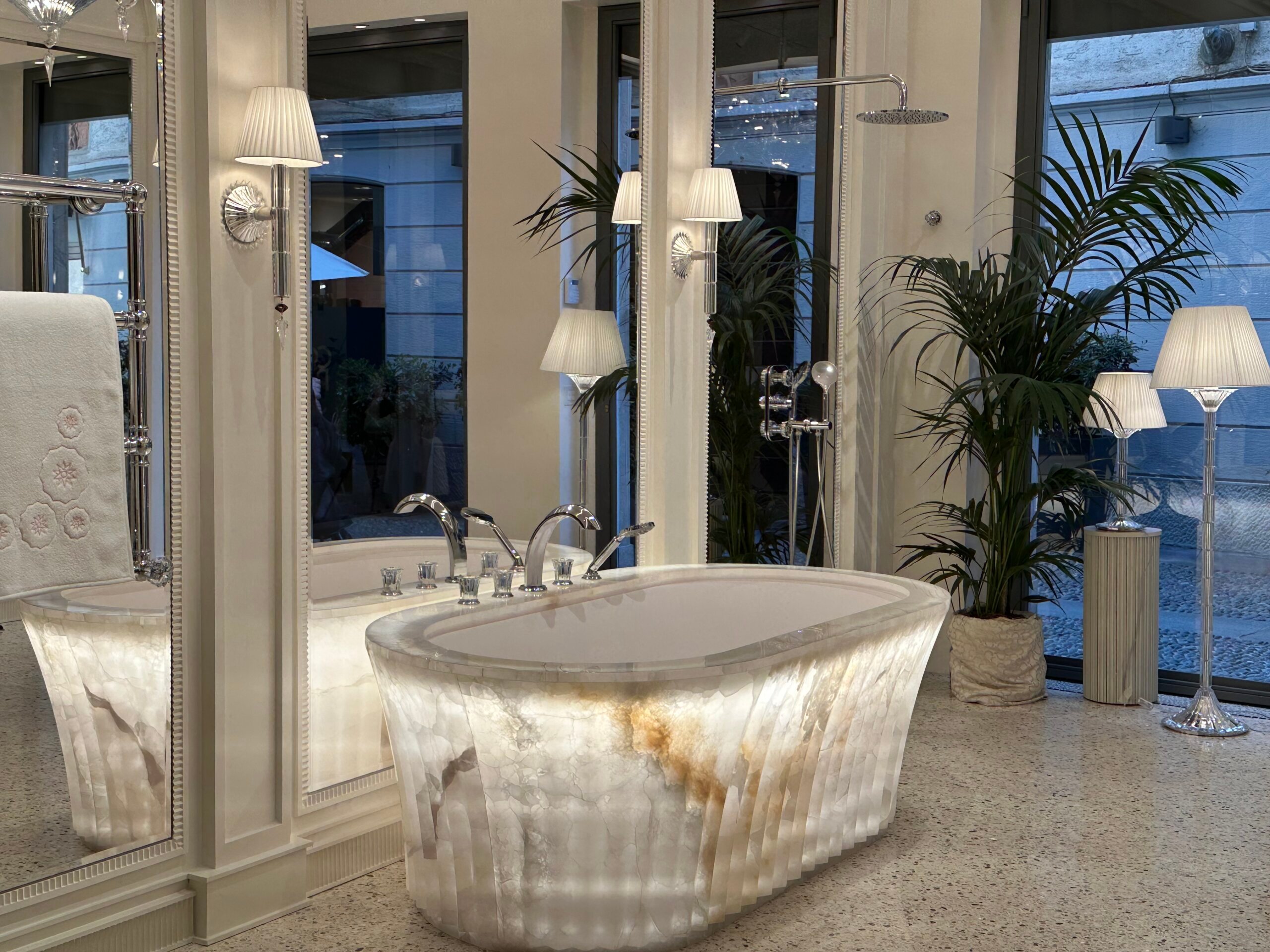 Luxuriöser Badezimmer-Showroom von THG Paris mit hinterleuchteter Onyx-Badewanne in Mailand.