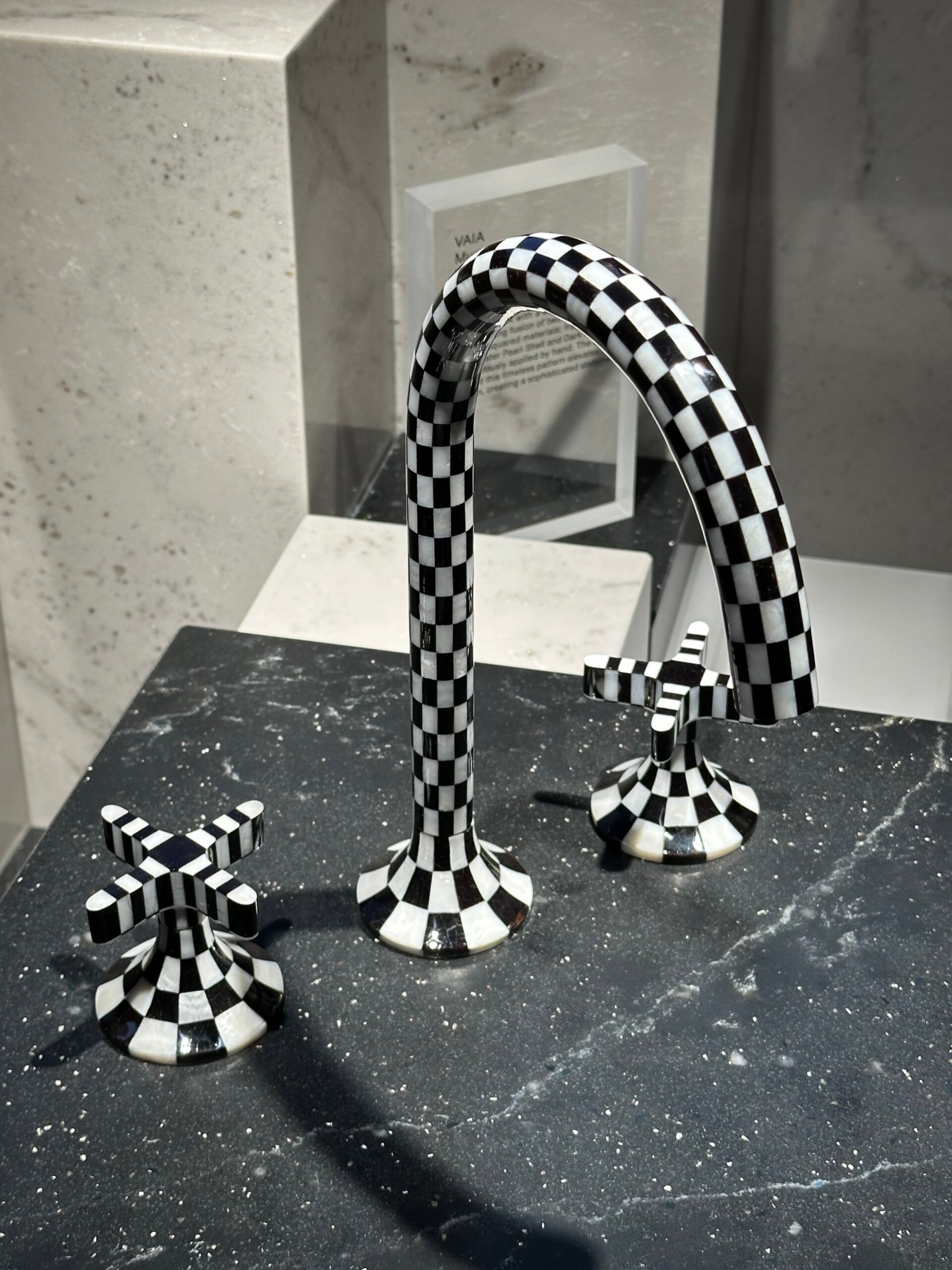 Kunstvolle Dornbracht-Armatur in Schwarz-Weiß-Mosaik auf dem Salone del Mobile 2025