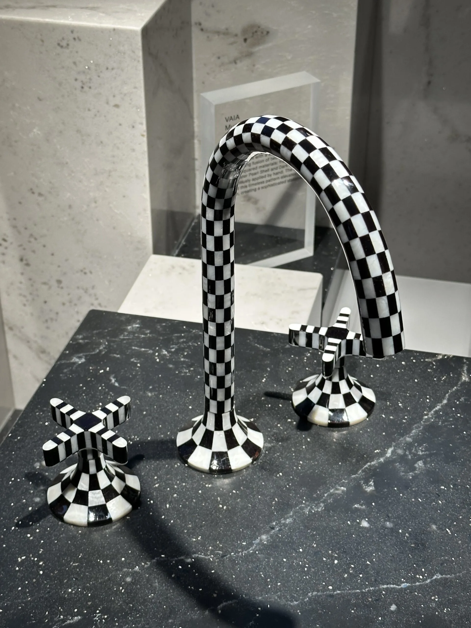 Kunstvolle Dornbracht-Armatur in Schwarz-Weiß-Mosaik auf dem Salone del Mobile 2025