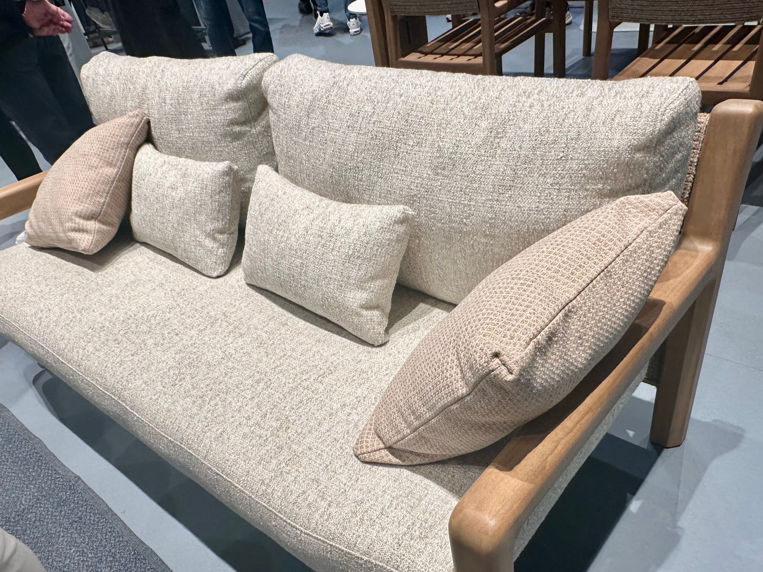 Outdoor-Sofa mit naturfarbenen Acrylbezügen in Baumwolloptik – fotografiert auf dem Salone del Mobile 2025