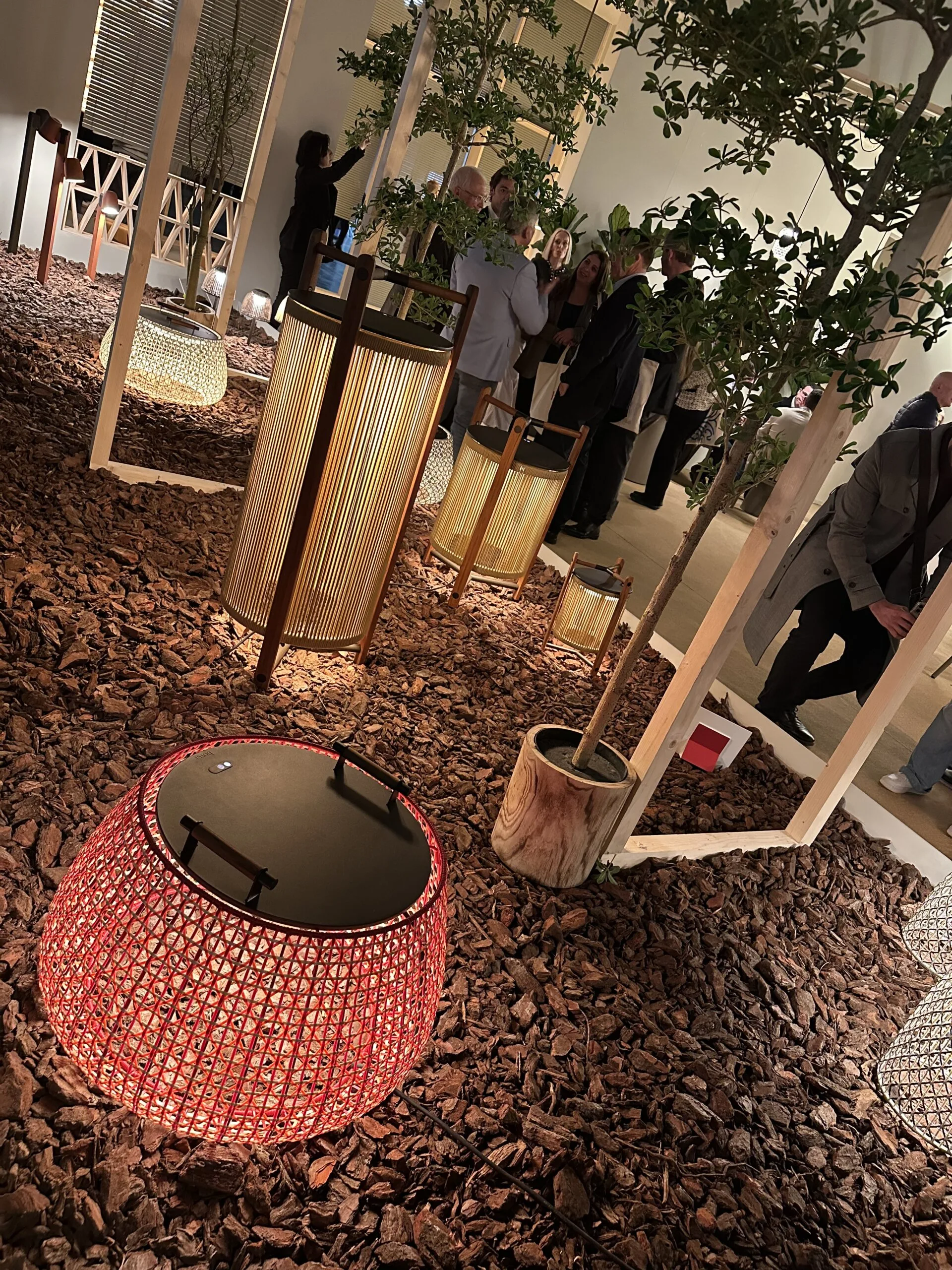 Outdoor-Leuchteninstallation mit natürlichen Materialien und Bauminszenierung auf der Euroluce 2025 in Mailand
