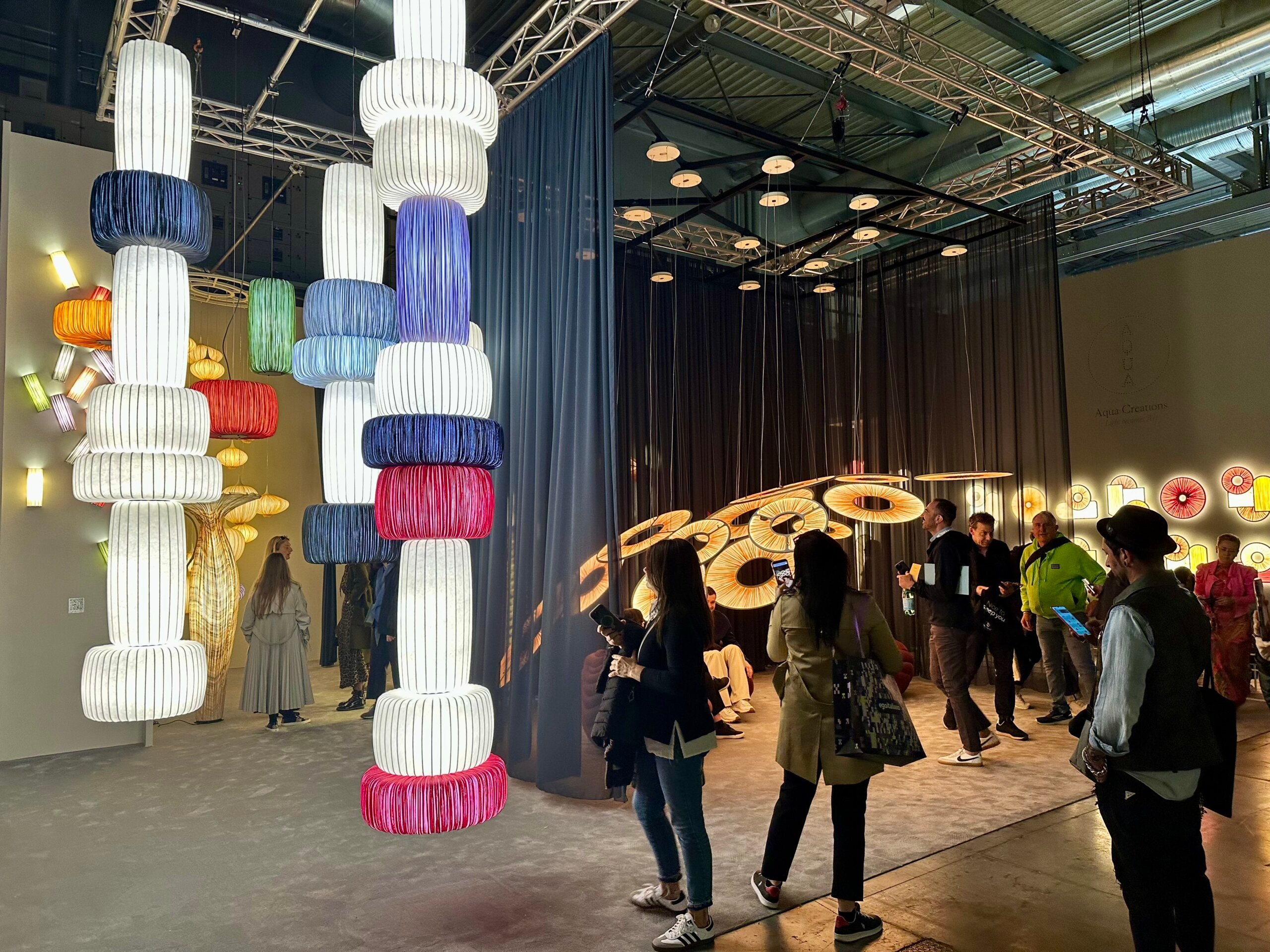 Installation farbiger Leuchtkörper von Aqua Creations auf der Euroluce 2025 im Rahmen des Salone del Mobile in Mailand