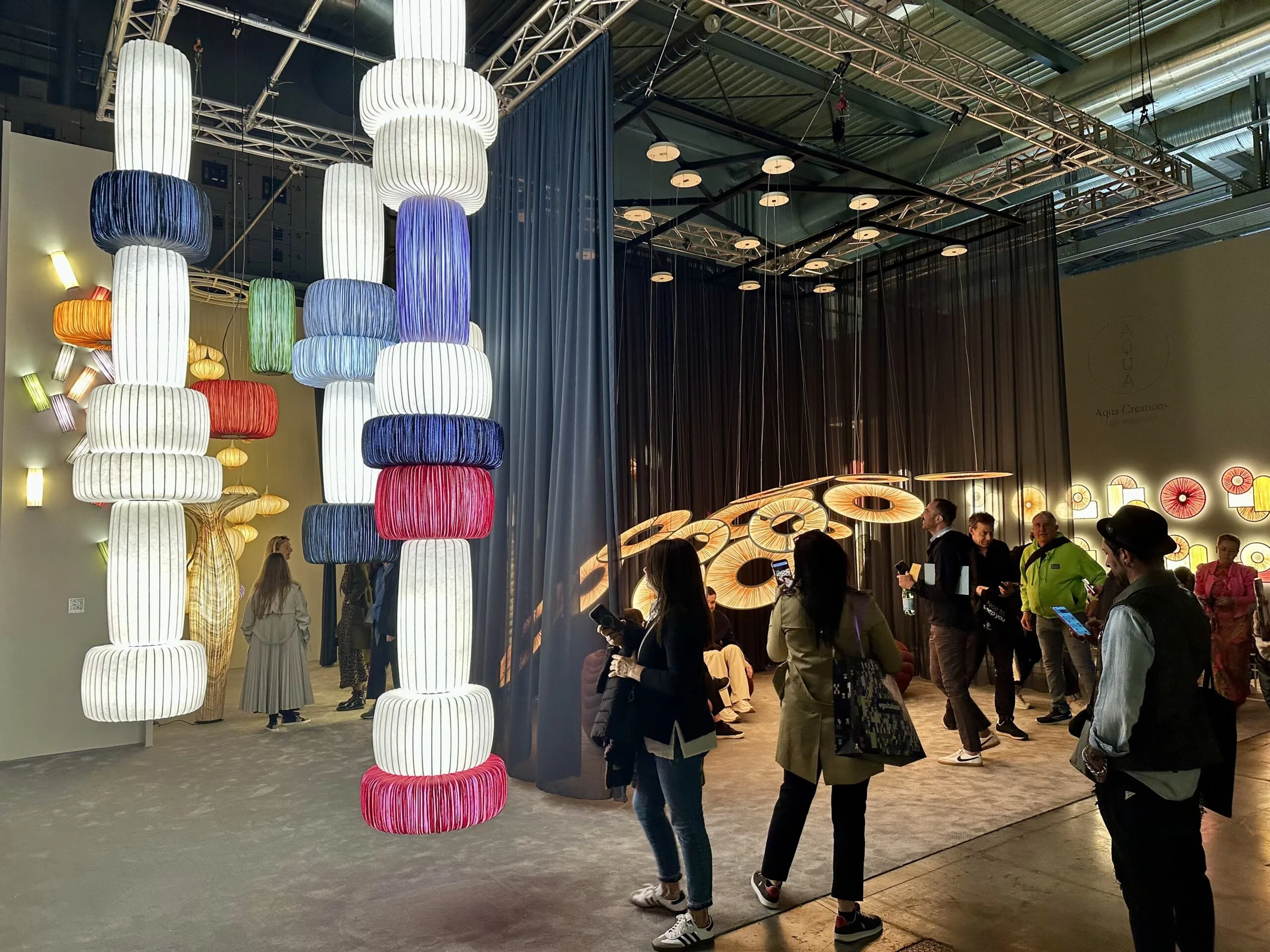 Installation farbiger Leuchtkörper von Aqua Creations auf der Euroluce 2025 im Rahmen des Salone del Mobile in Mailand