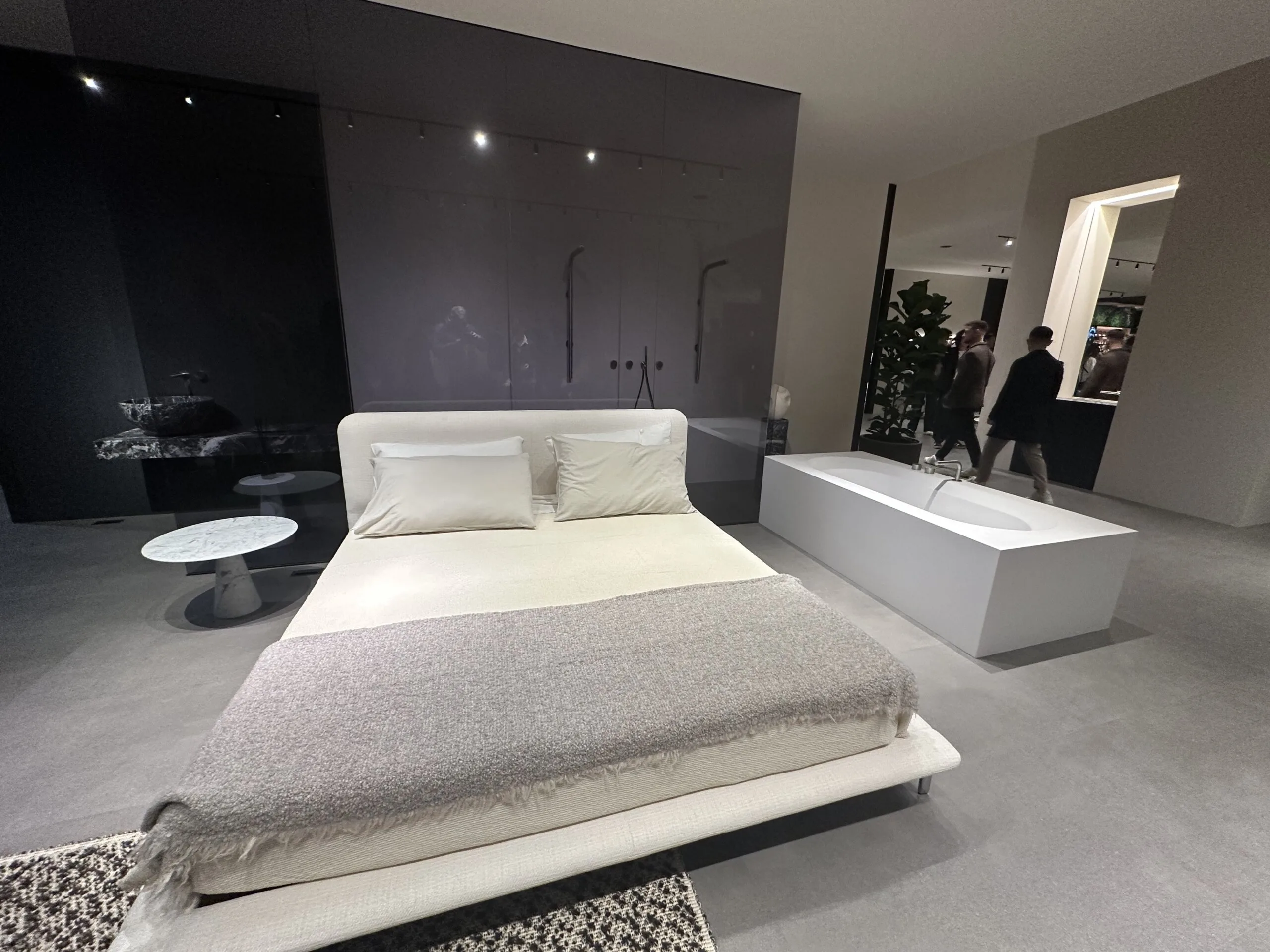 Modernes Schlafzimmer mit freistehender Badewanne von Antonio Lupi, präsentiert auf dem Salone del Mobile 2025 in Mailand