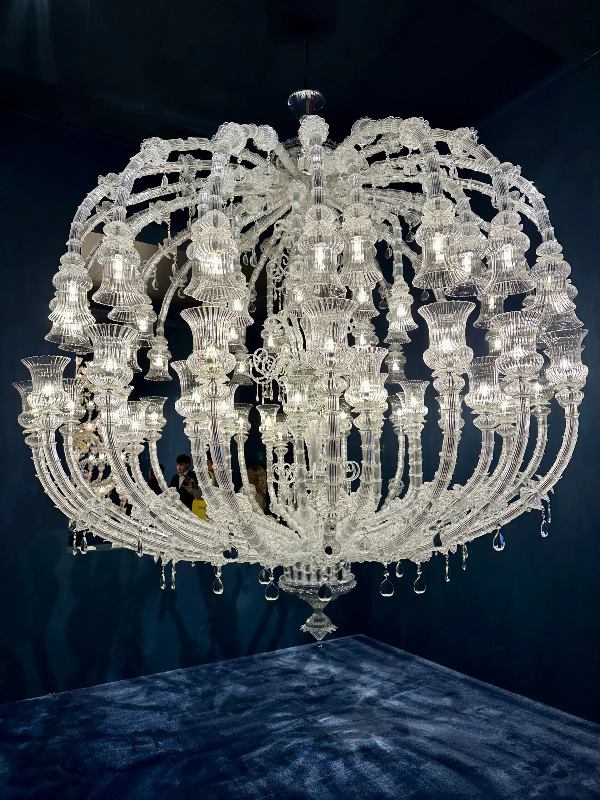 Opulenter Kristallluster aus handgearbeitetem Glas auf dem Salone del Mobile 2025 in Mailand.