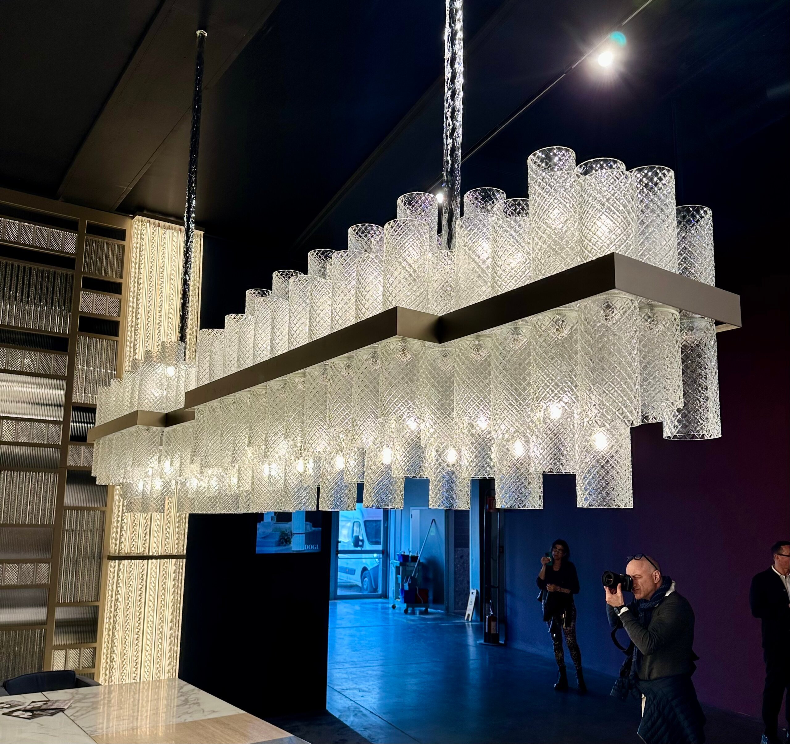 Glasleuchten-Installation mit zylindrischen Elementen auf dem Salone del Mobile 2025, fotografiert von Designer Torsten Müller
