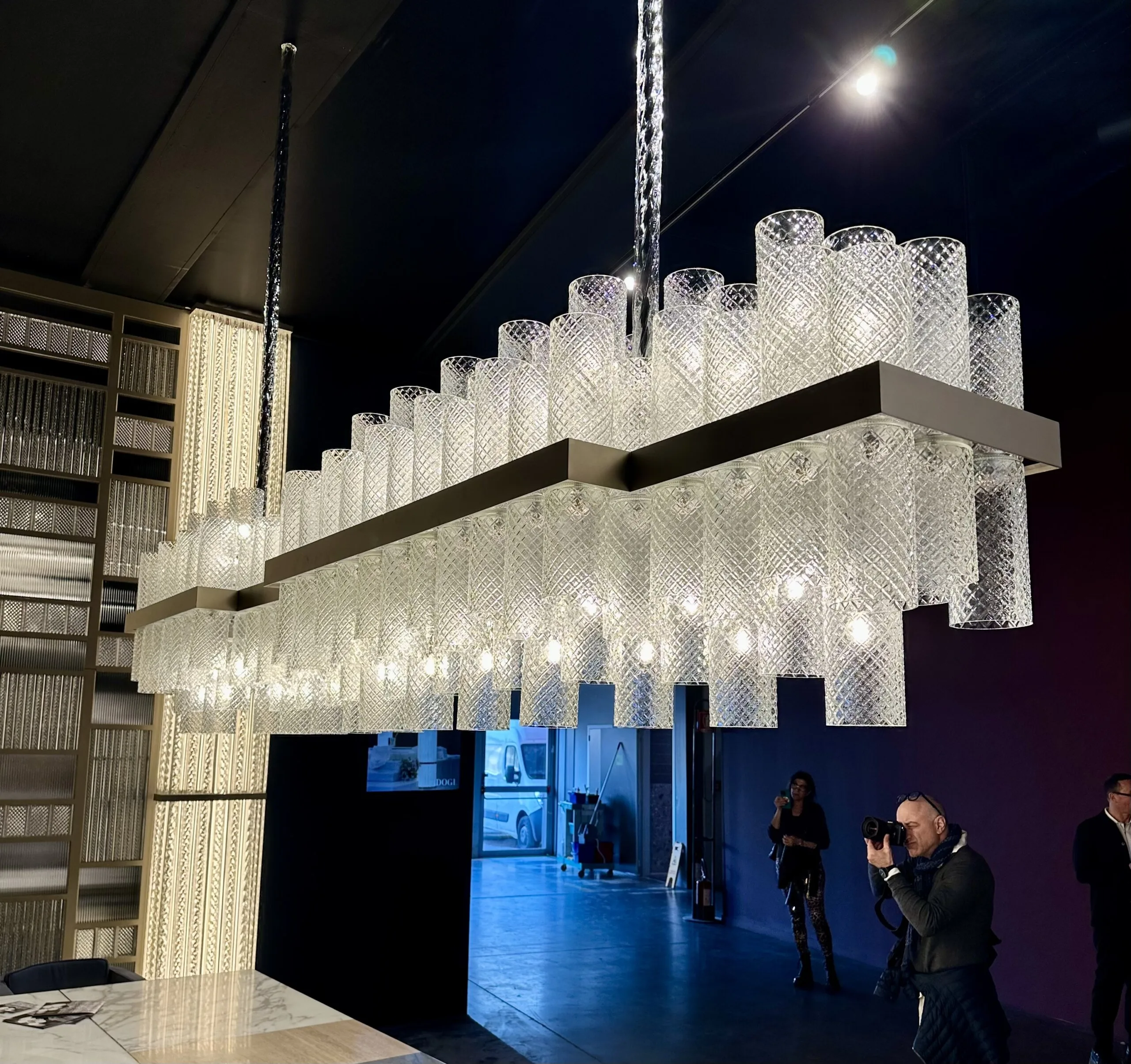 Glasleuchten-Installation mit zylindrischen Elementen auf dem Salone del Mobile 2025, fotografiert von Designer Torsten Müller