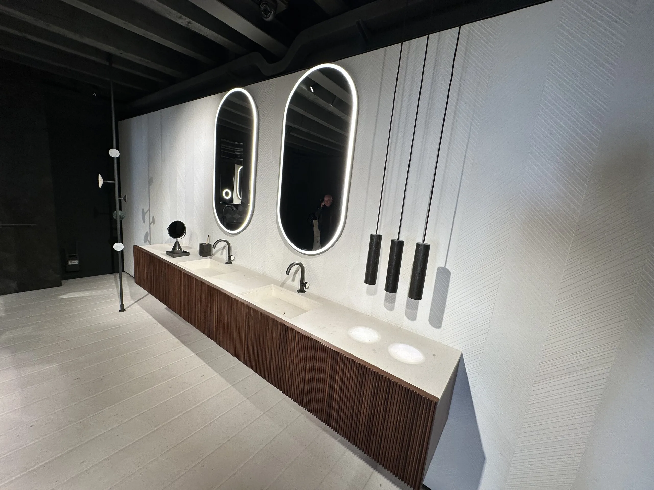 Modernes Doppelwaschbecken mit Holzfront und LED-Spiegeln im Brera Design District auf der Design Week 2025