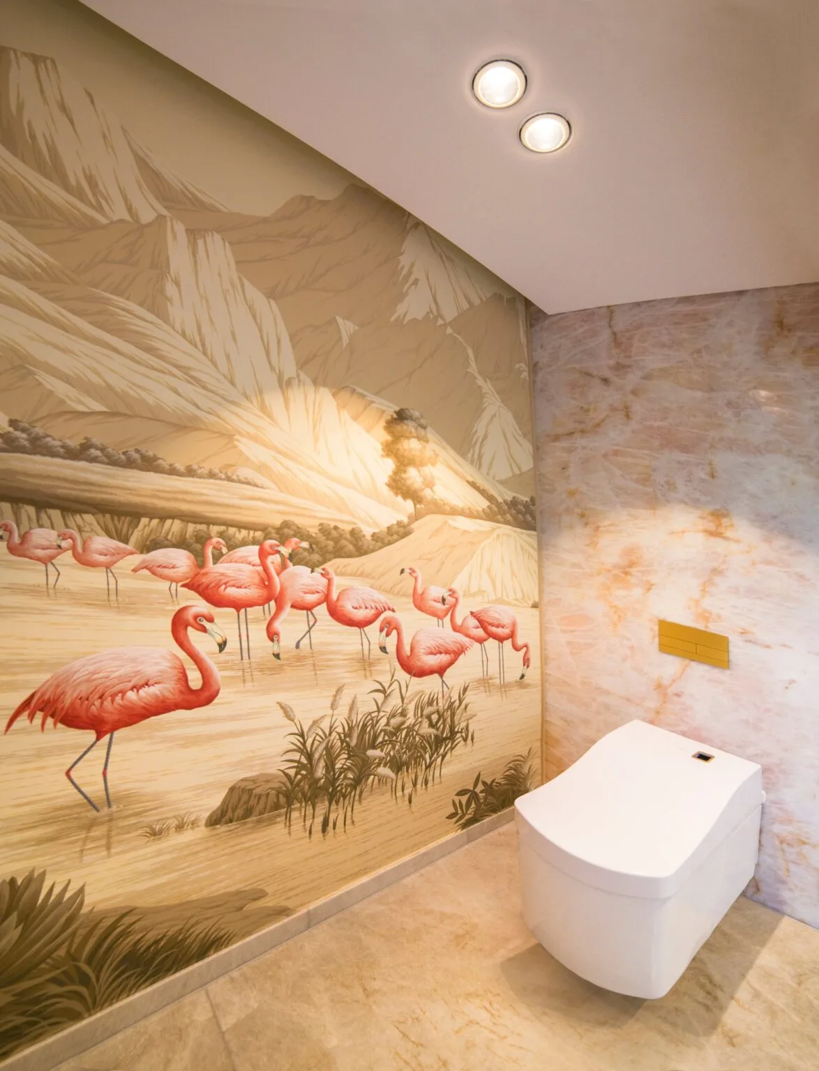 Separater WC-Raum mit Bildtapete. Bad und Private Spa mit rosa Naturstein, Design by Torsten Müller