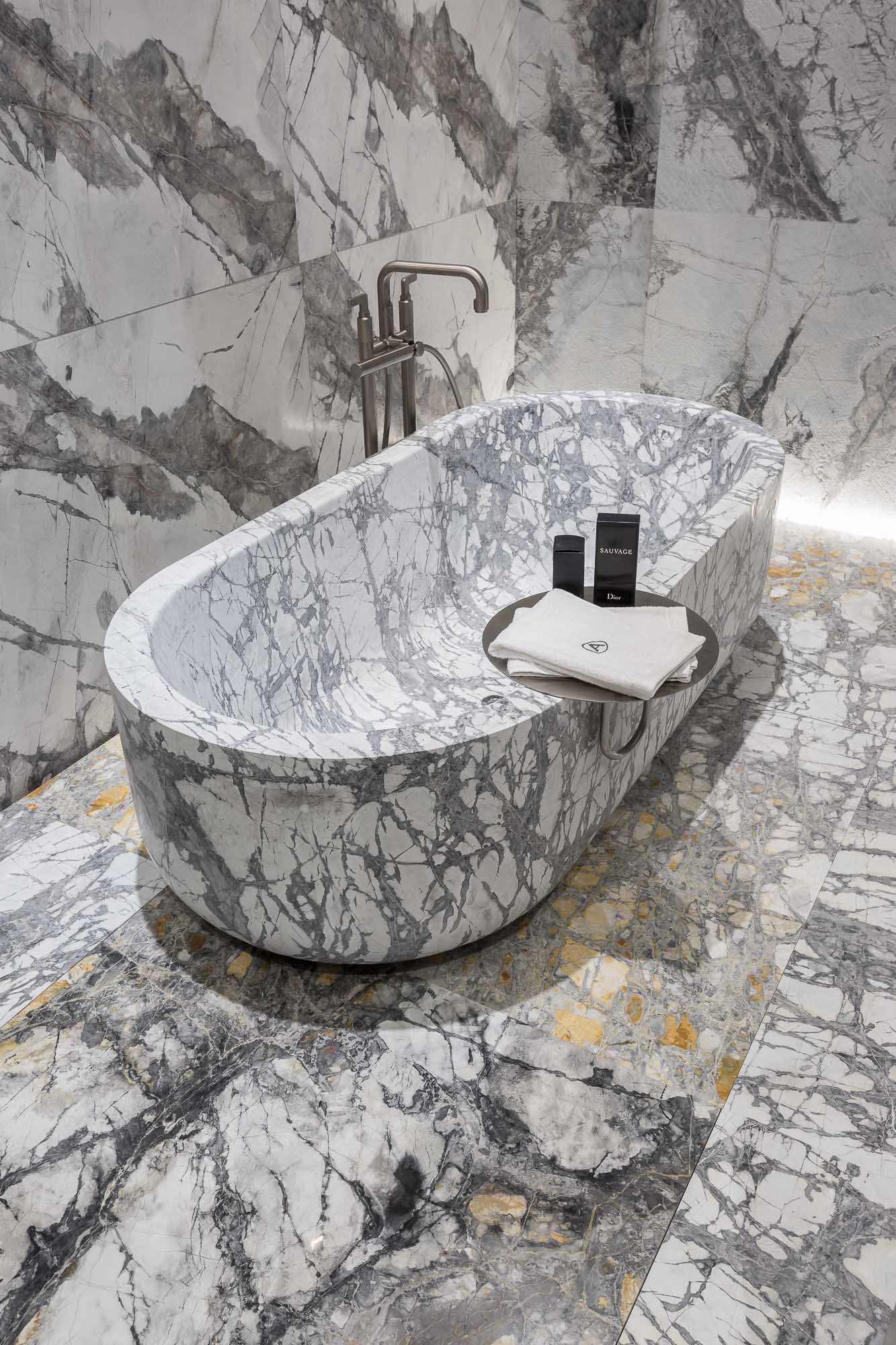 Skulpturale Badewanne aus Antolini Naturstein – exklusives Statement für luxuriöse Badarchitektur