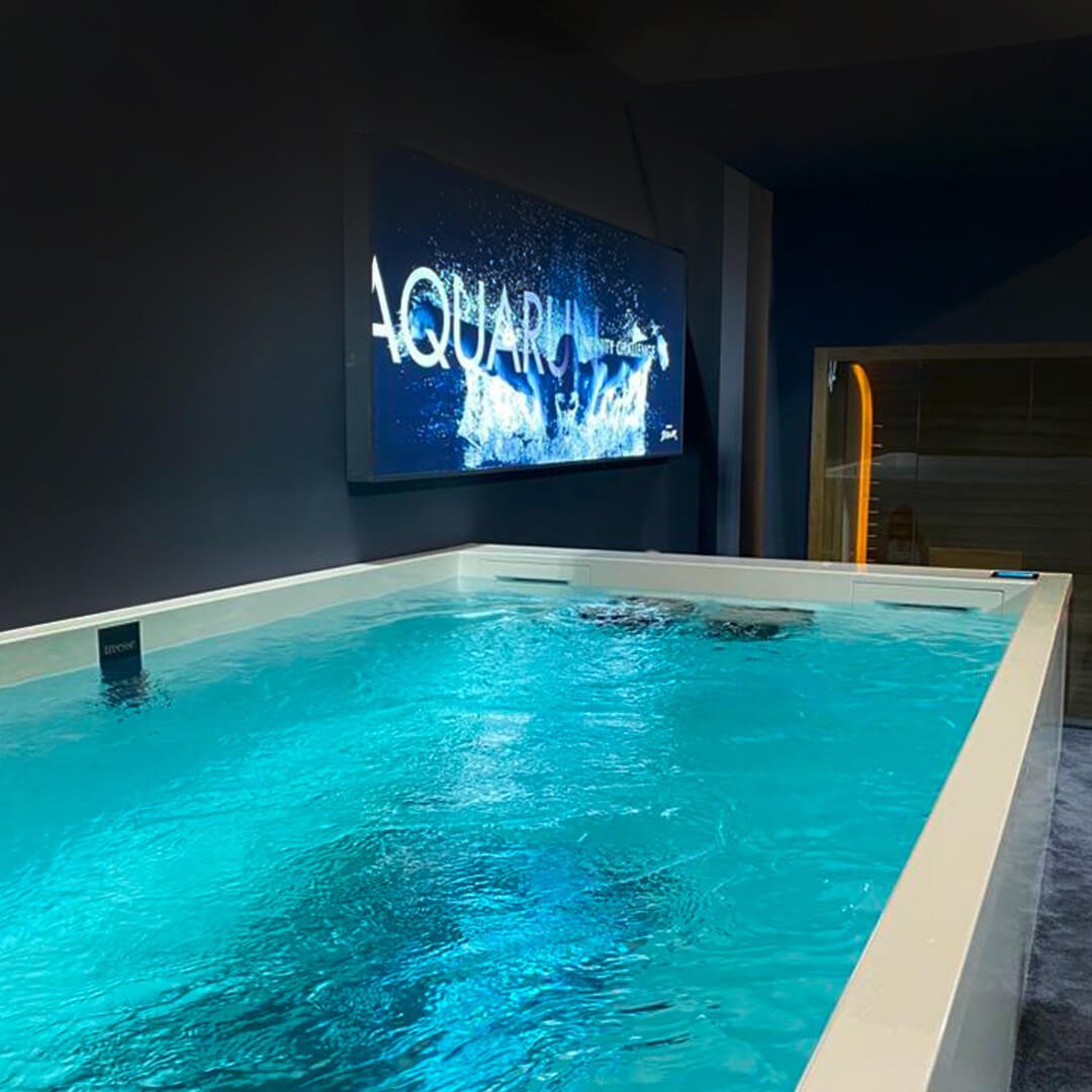 AQUARUN Trainingspool von Marc Sadler mit Gegenstromanlage in dunklem Spa-Setting