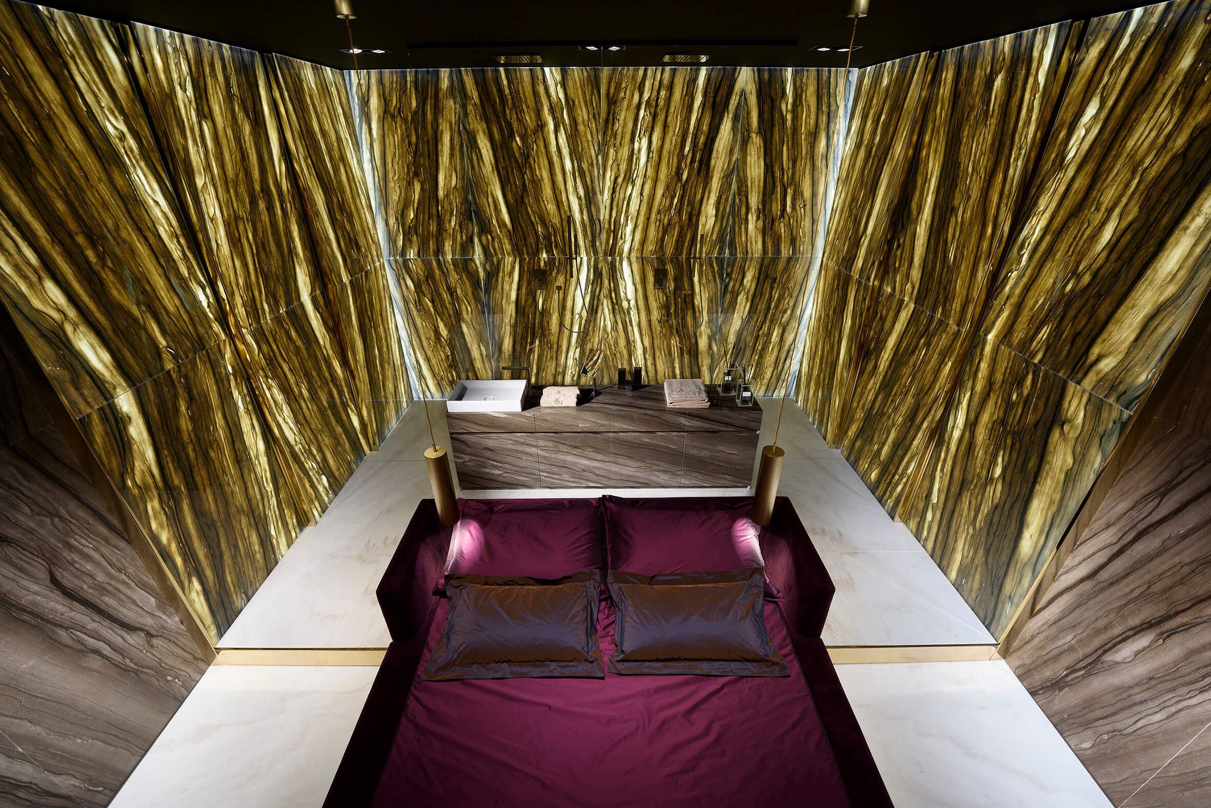 Inspiration: Luxuriöses Schlafzimmer mit Natursteinwand und integriertem Waschbereich – Beispiel für emotionales Raumdesign.