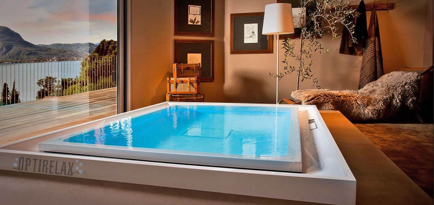 Moderner Whirlpool von Optirelax mit Infinity-Design und atemberaubendem Seeblick – eingebettet in ein luxuriöses Interior mit Fell, Kunst und Natur.