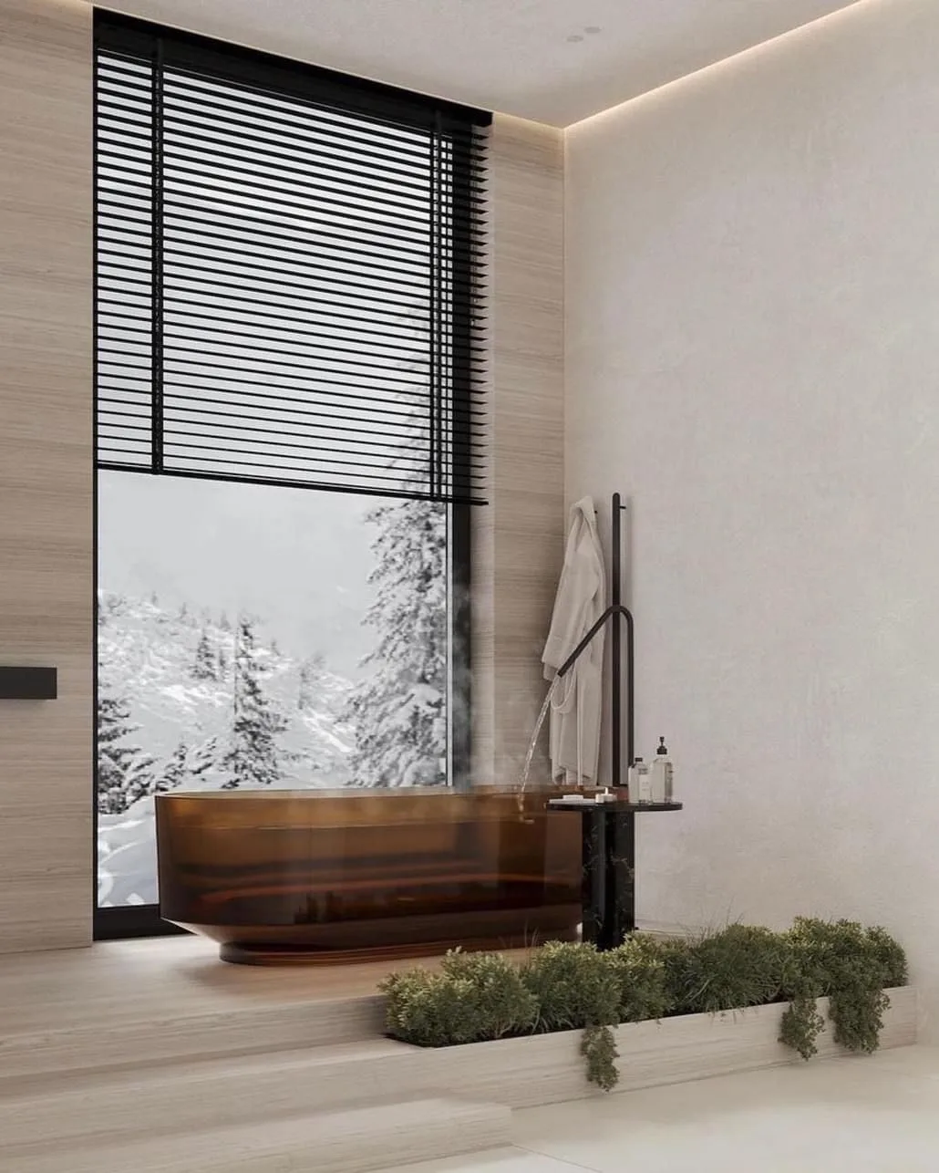 Luxus‑Badezimmer mit transparent‑amberfarbener Badewanne auf einer erhöhten Plattform, raumhohes Fenster mit Jalousie und Bergblick, eingebauter Pflanzkübel mit Grünpflanzen.