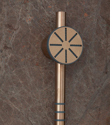 VOLA Handbrause in exklusivem Kupfer-Ton mit präziser Linienführung und minimalistischem Design – luxuriöse Armatur für moderne Badezimmer