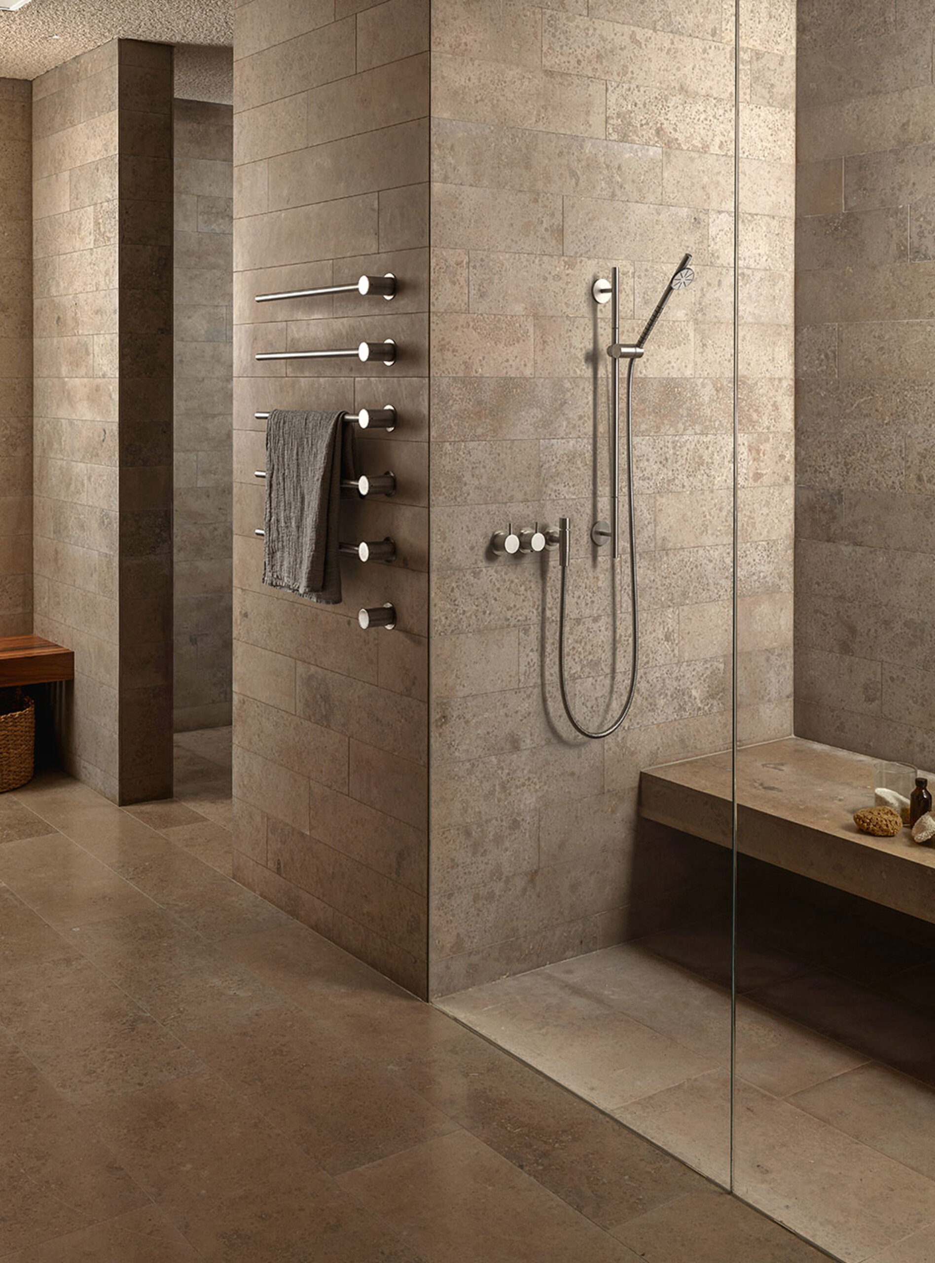 VOLA 5171S-T65 Duschthermostat mit Rundkopfhandbrause und Brausestange – eingebaut in ein luxuriöses Natursteinbad