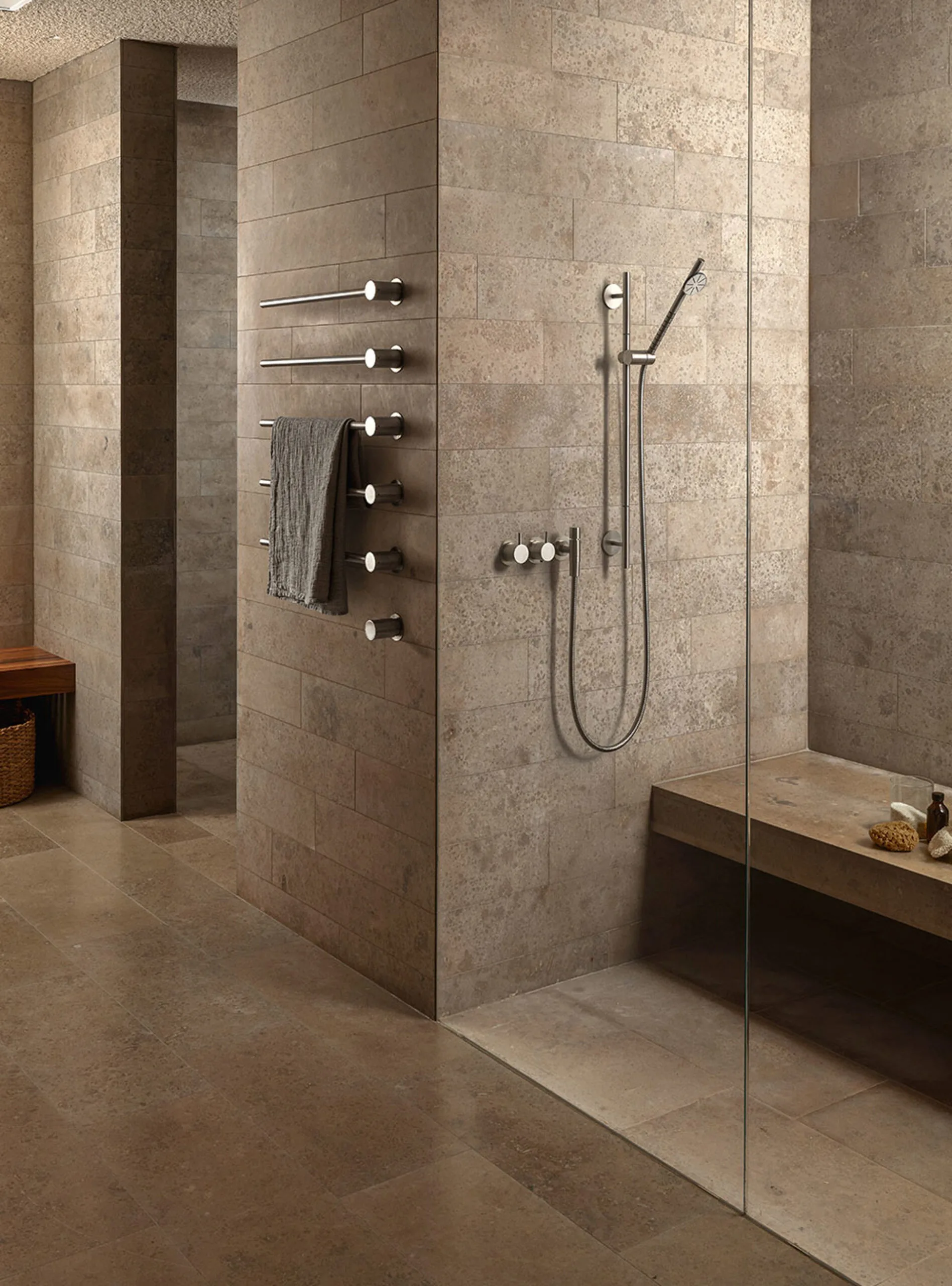 VOLA 5171S-T65 Duschthermostat mit Rundkopfhandbrause und Brausestange – eingebaut in ein luxuriöses Natursteinbad